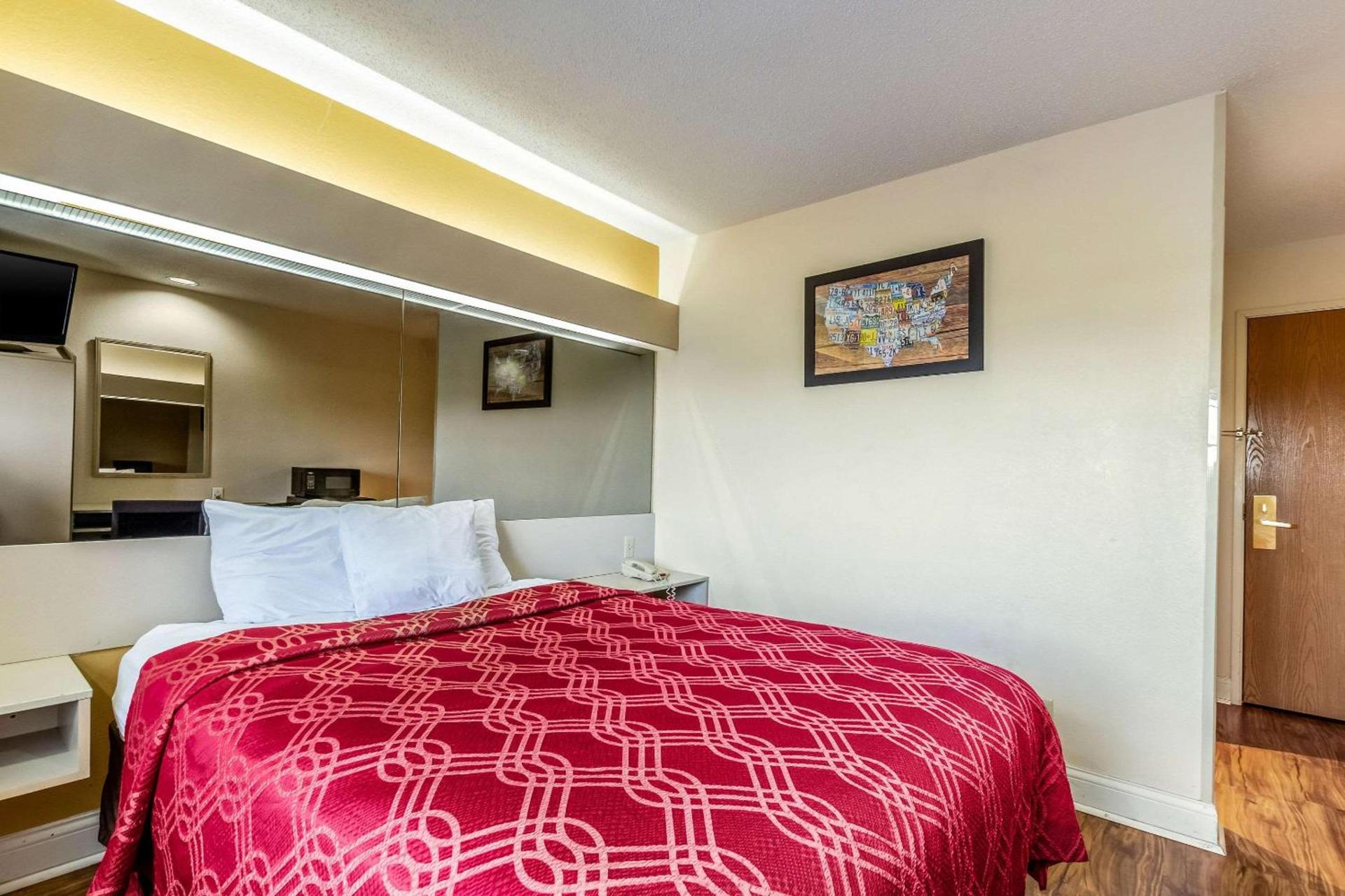 Econo Lodge Inn & Suites Evansville East photo 8