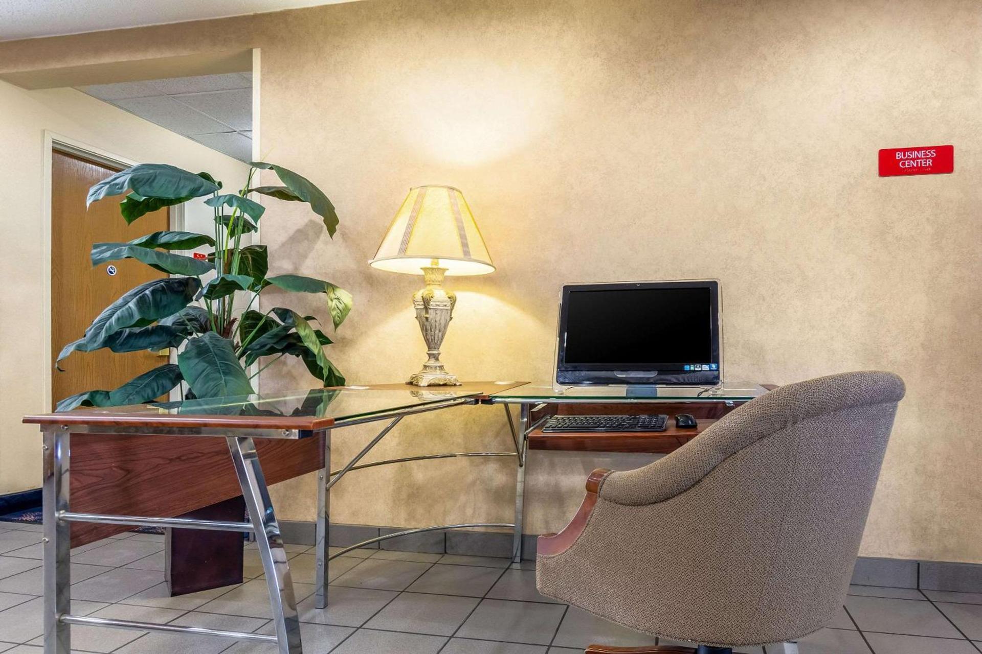 Econo Lodge Inn & Suites Evansville East photo 16