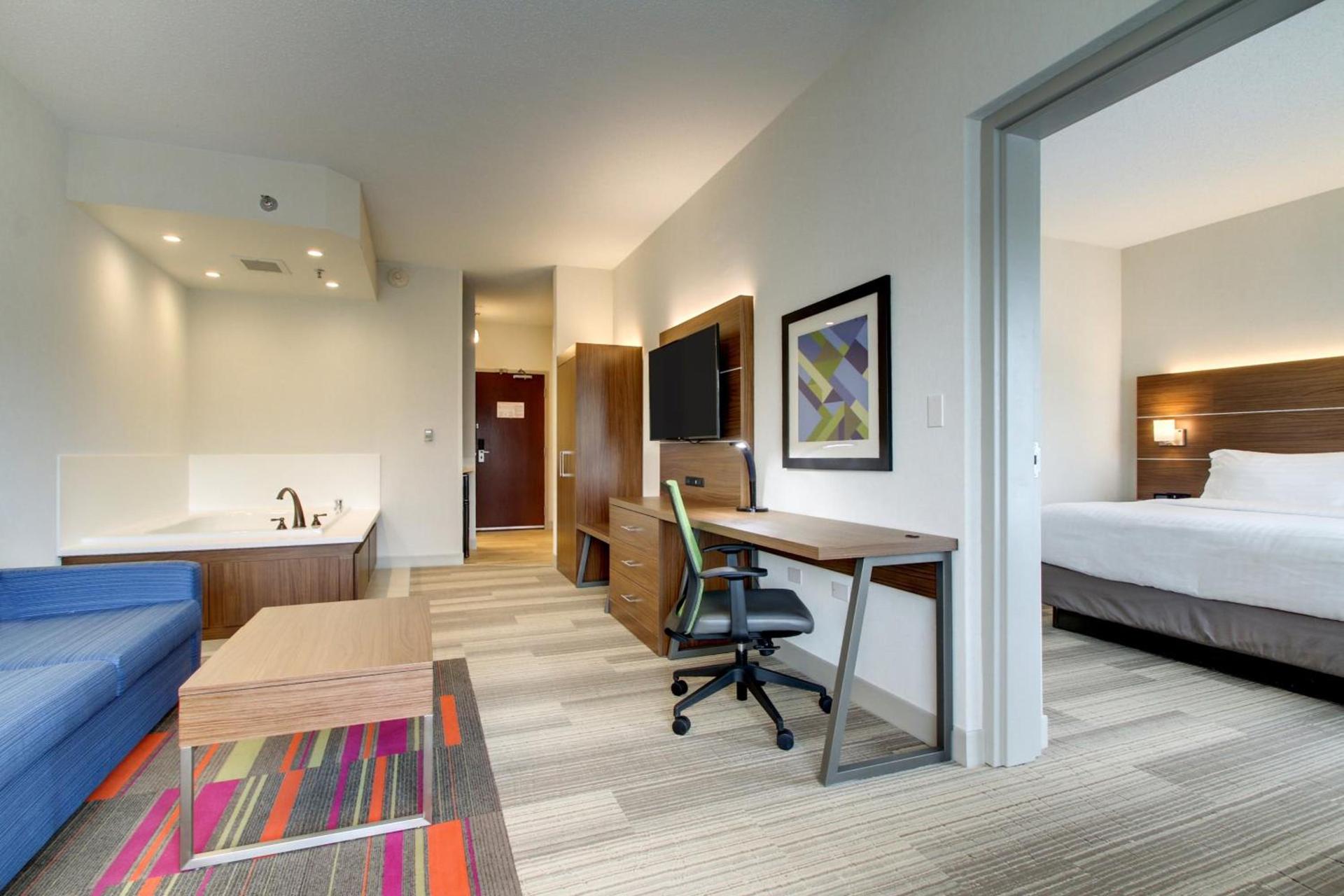 Holiday Inn Express & Suites Aurora - Naperville by IHG photo 55