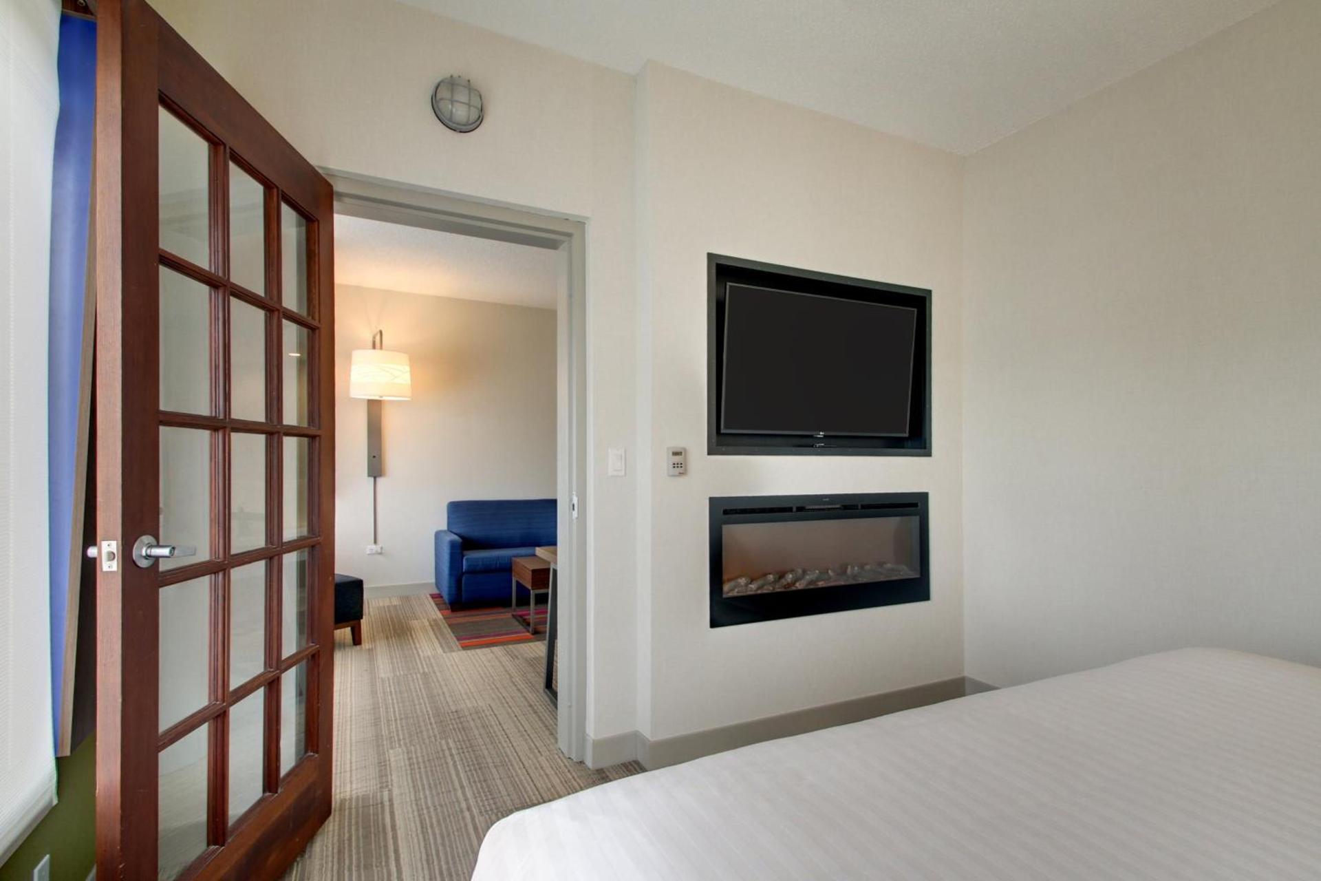 Holiday Inn Express & Suites Aurora - Naperville by IHG photo 51