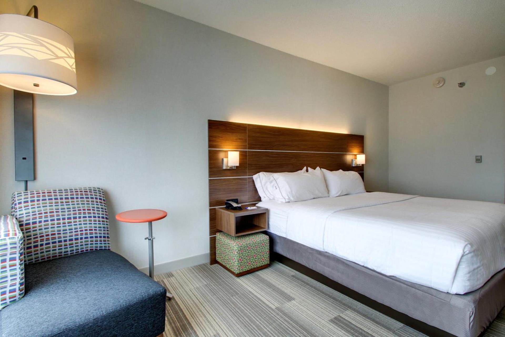 Holiday Inn Express & Suites Aurora - Naperville by IHG photo 49