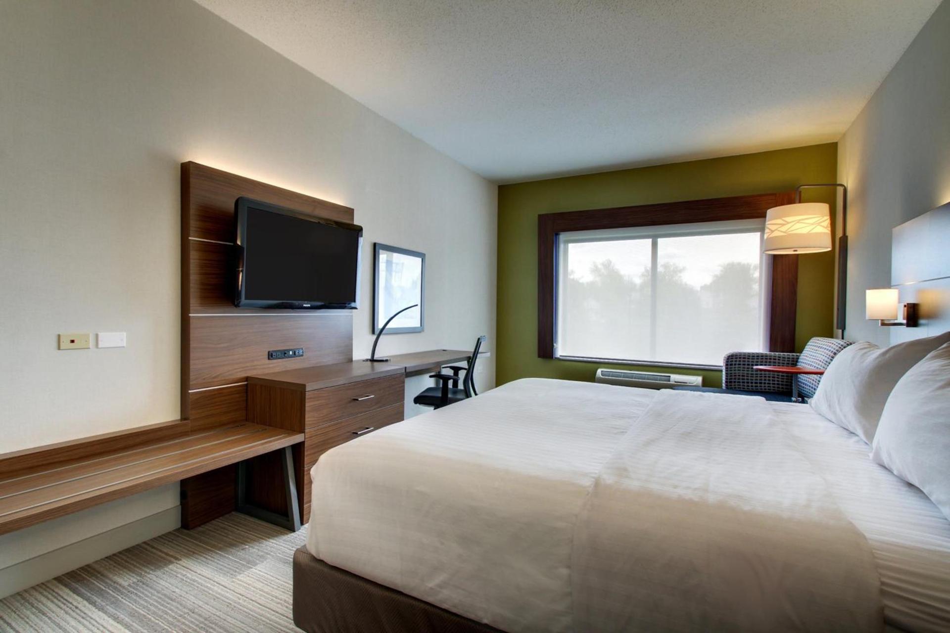 Holiday Inn Express & Suites Aurora - Naperville by IHG photo 48