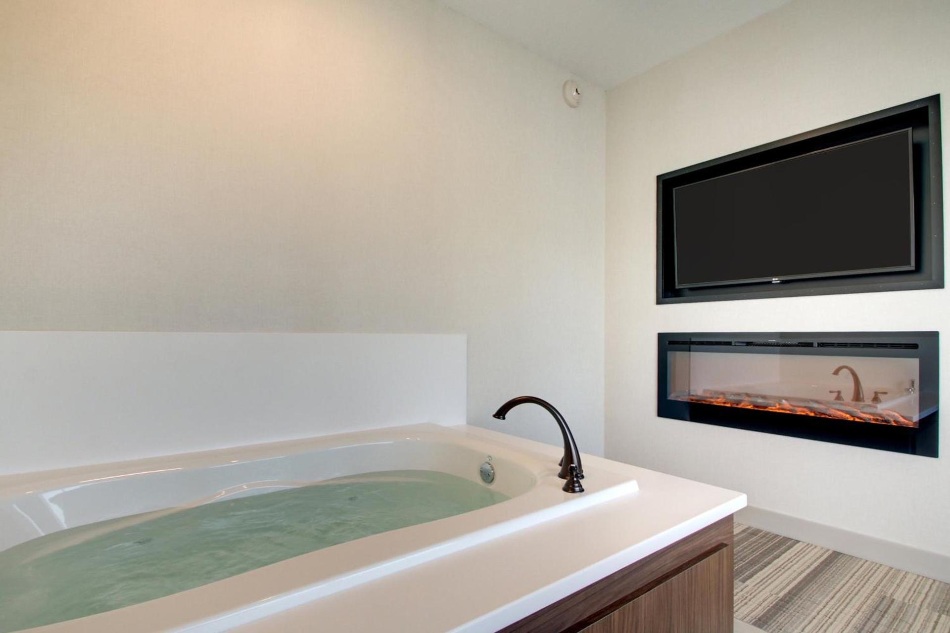 Holiday Inn Express & Suites Aurora - Naperville by IHG photo 47
