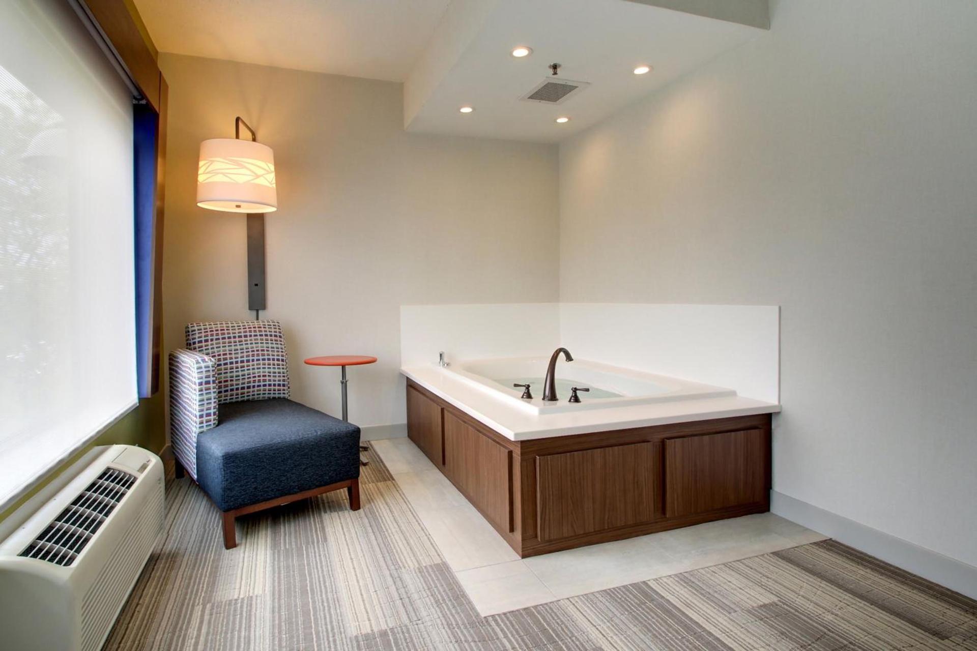 Holiday Inn Express & Suites Aurora - Naperville by IHG photo 61