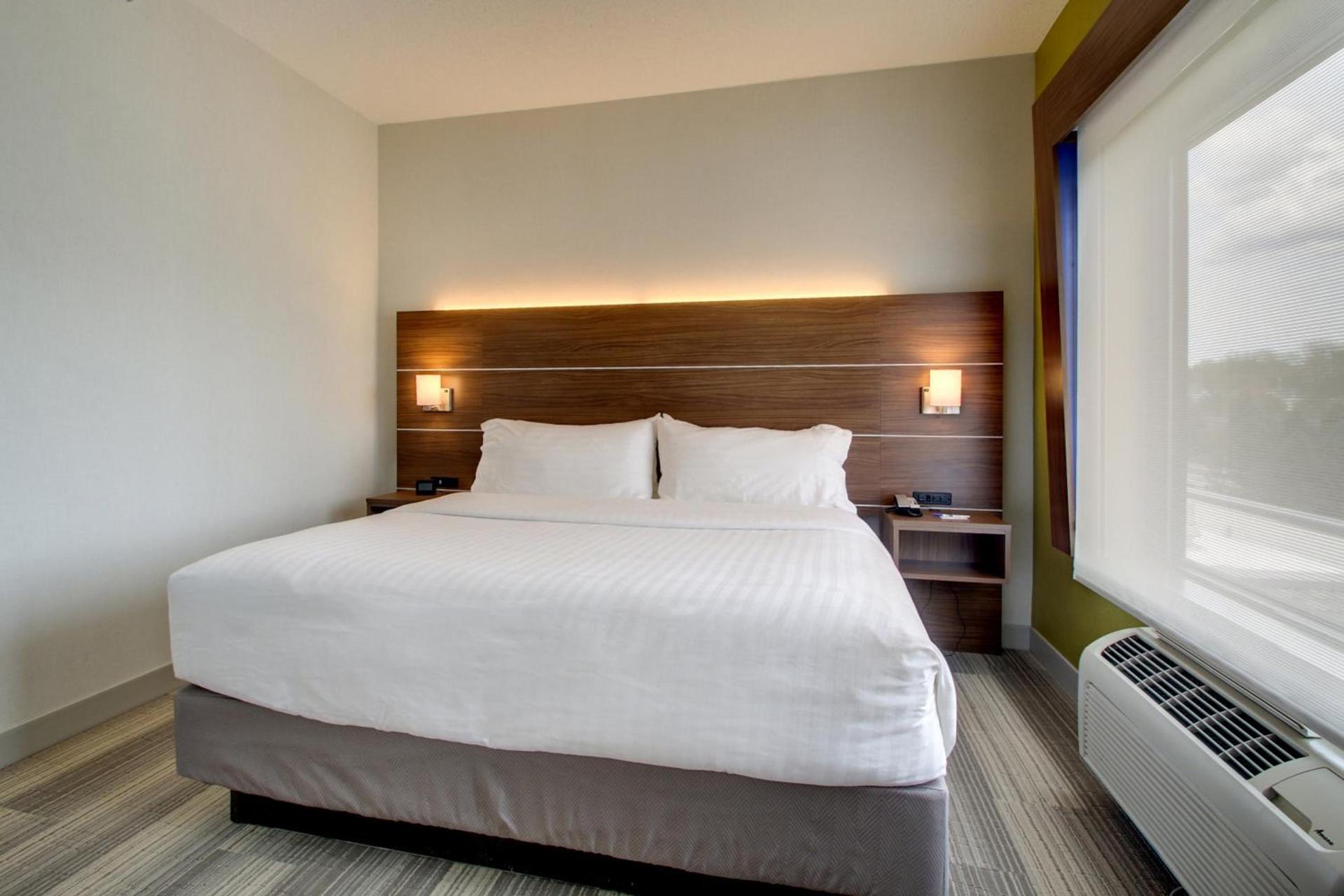 Holiday Inn Express & Suites Aurora - Naperville by IHG photo 50