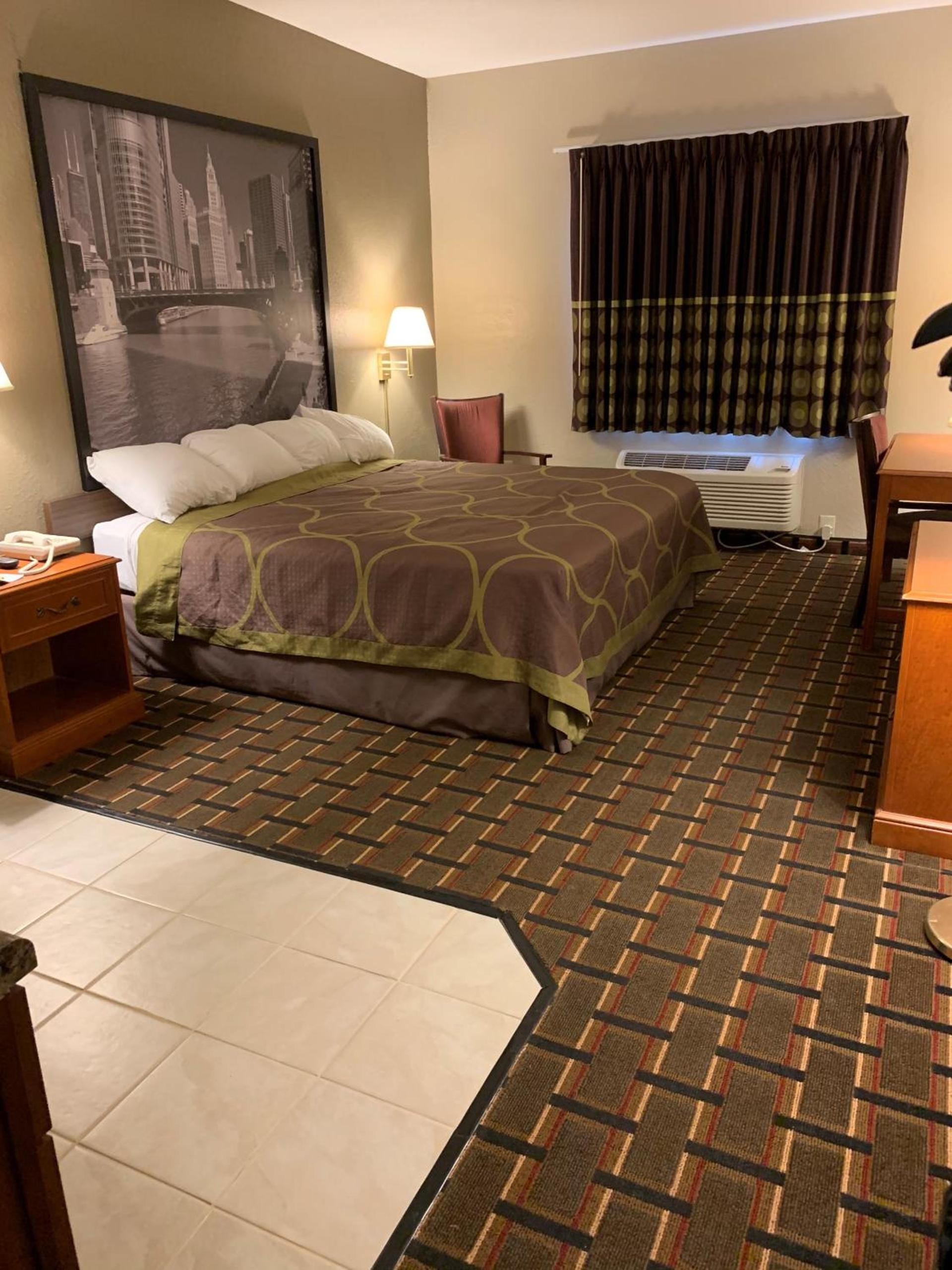 Super 8 by Wyndham Valparaiso photo 3