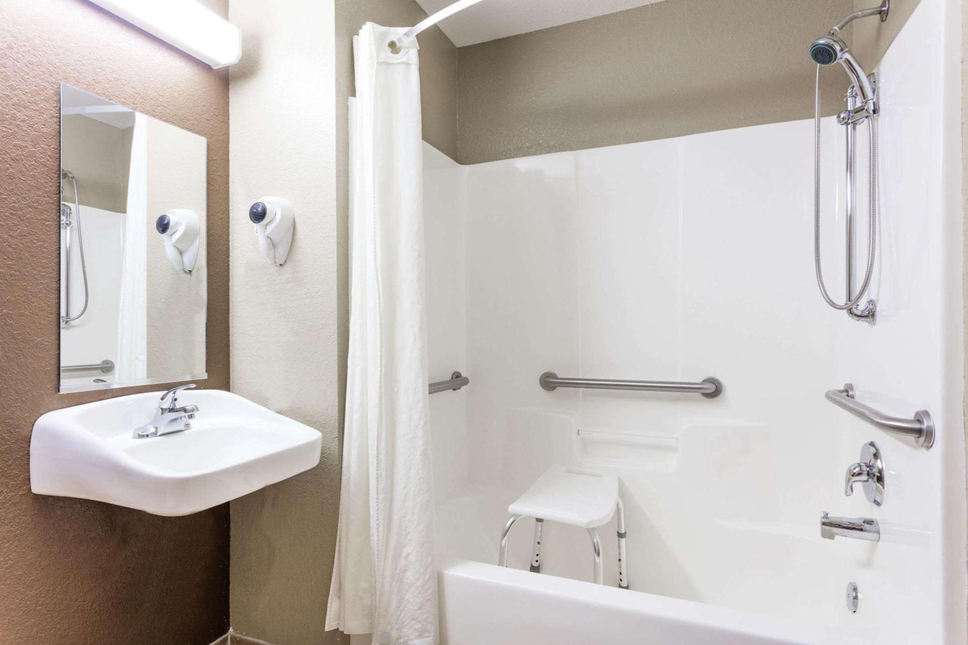 Microtel Inn & Suites by Wyndham Macon photo 12