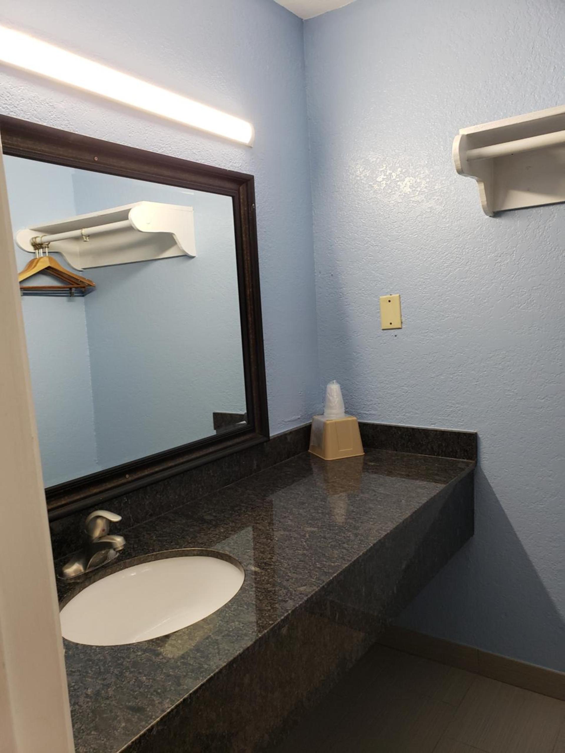 Regency Inn Motel by the Beach photo 13