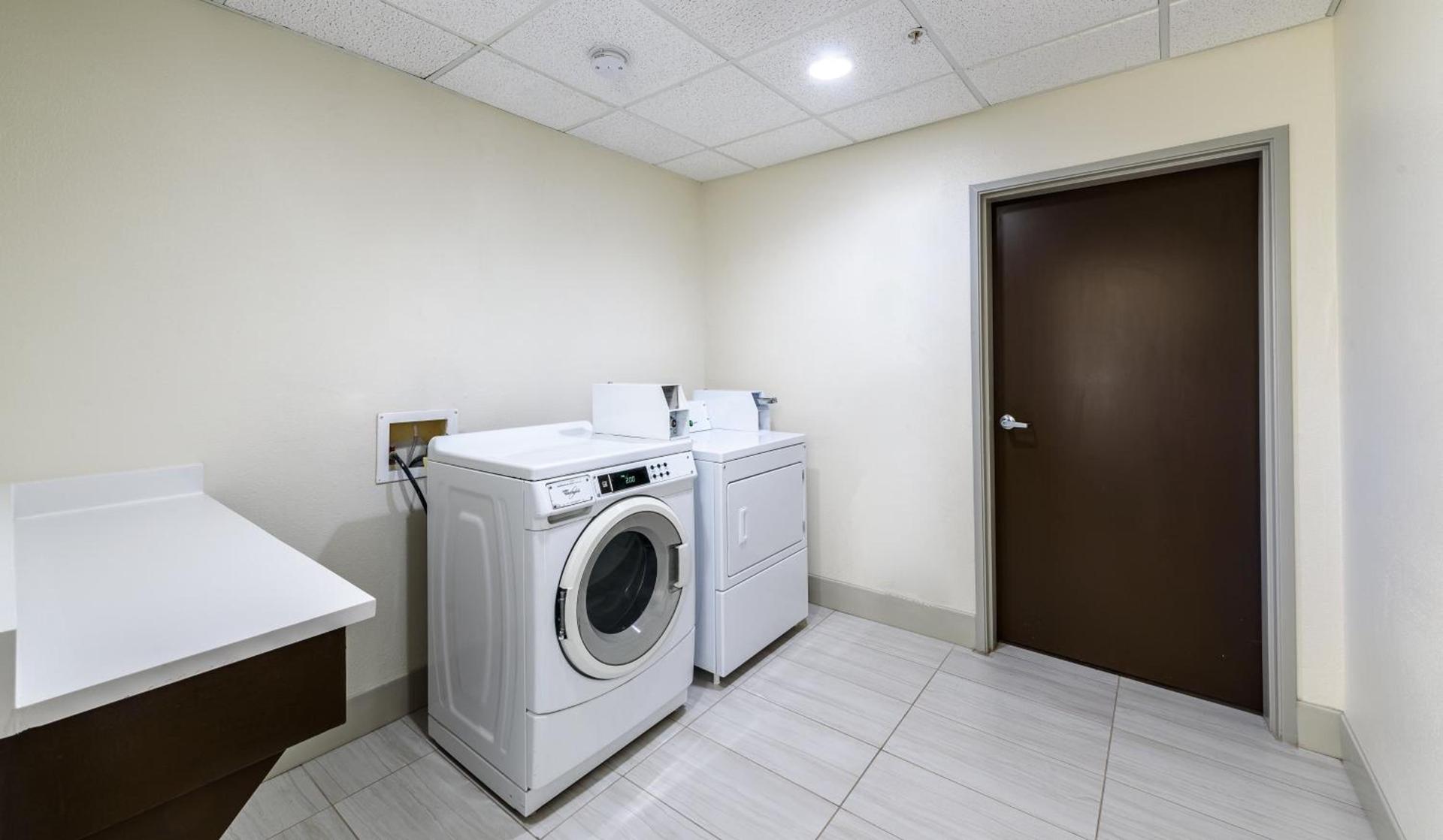 Holiday Inn Express Hotel and Suites Bastrop by IHG photo 6