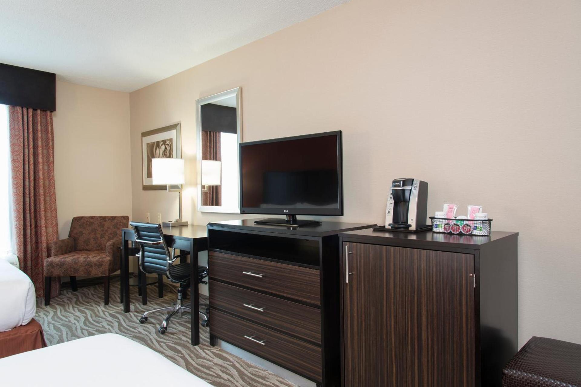 Holiday Inn Express Hotel & Suites Grand Rapids-North by IHG photo 31