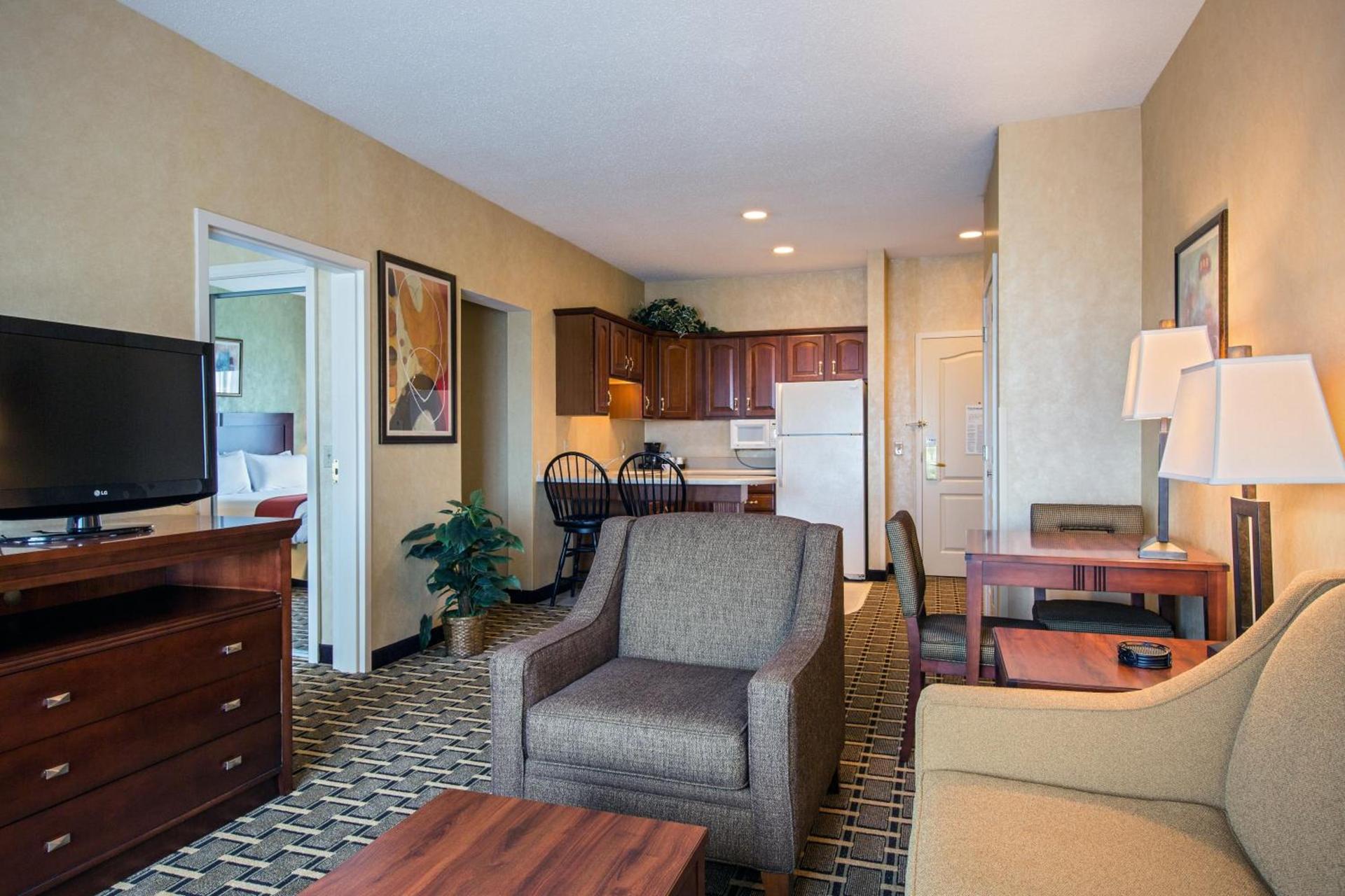 Holiday Inn Express Hotel & Suites Youngstown North-Warren/Niles by IHG photo 39