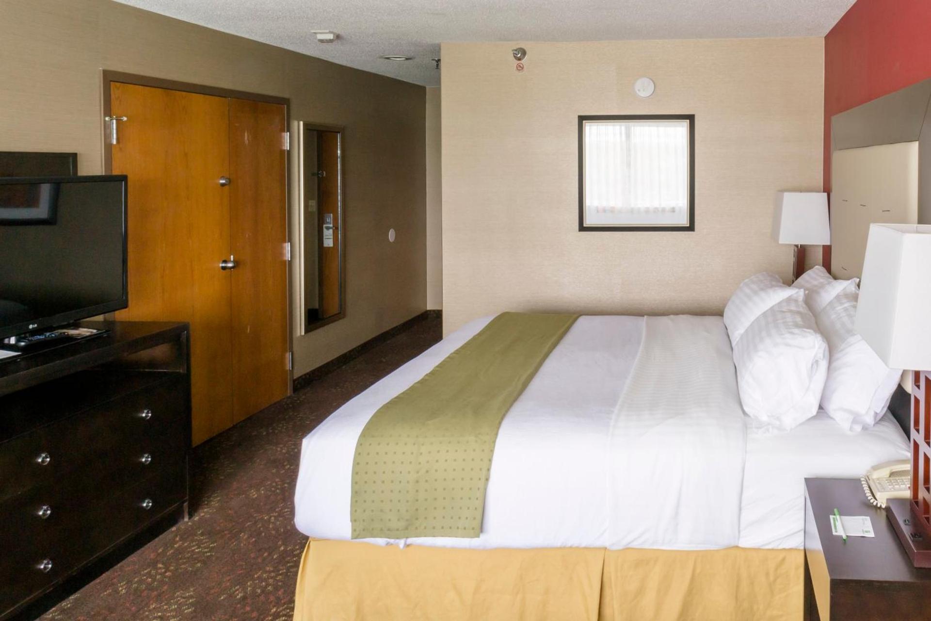 Holiday Inn Express Big Rapids by IHG photo 14