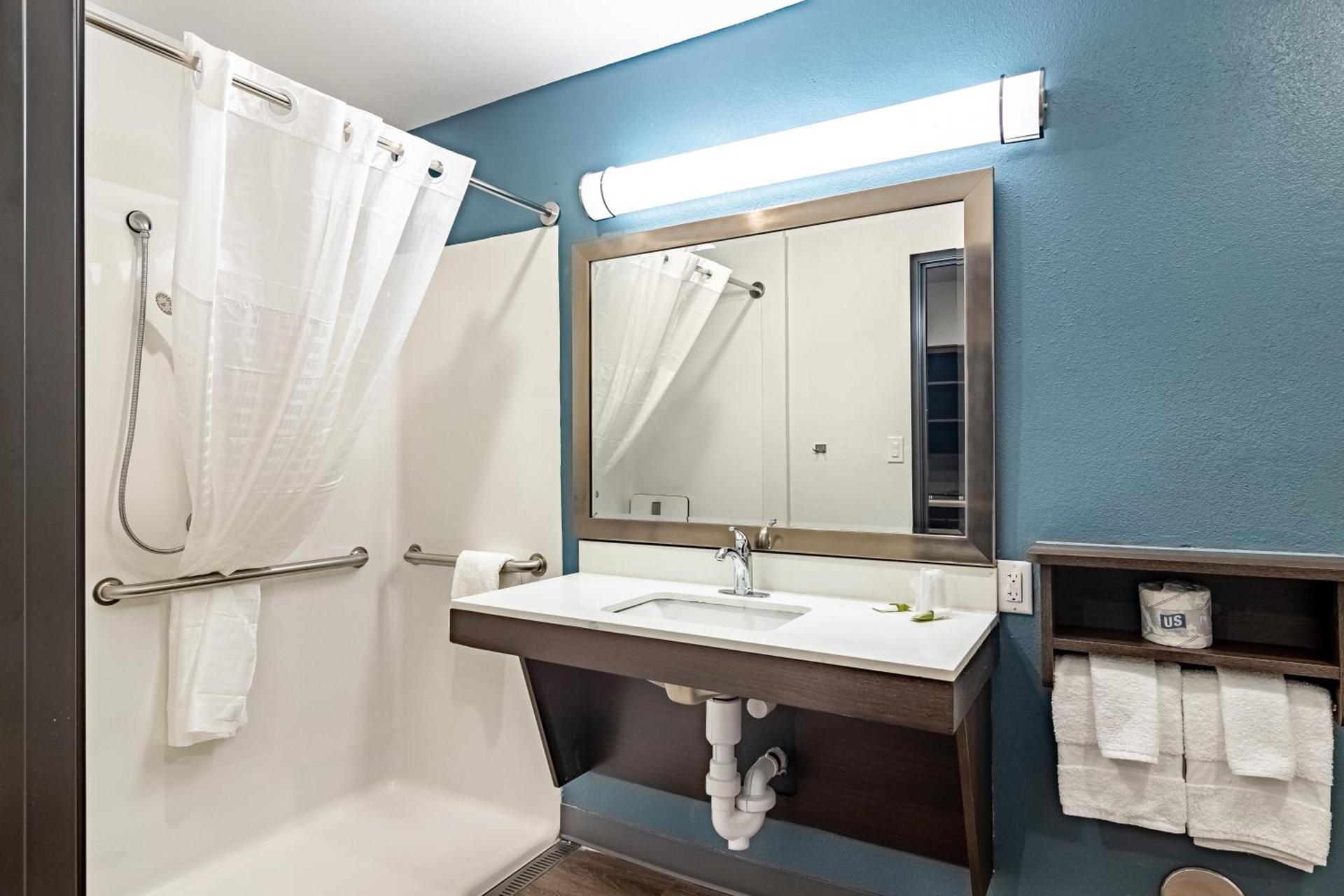 WoodSpring Suites Toledo Maumee photo 13