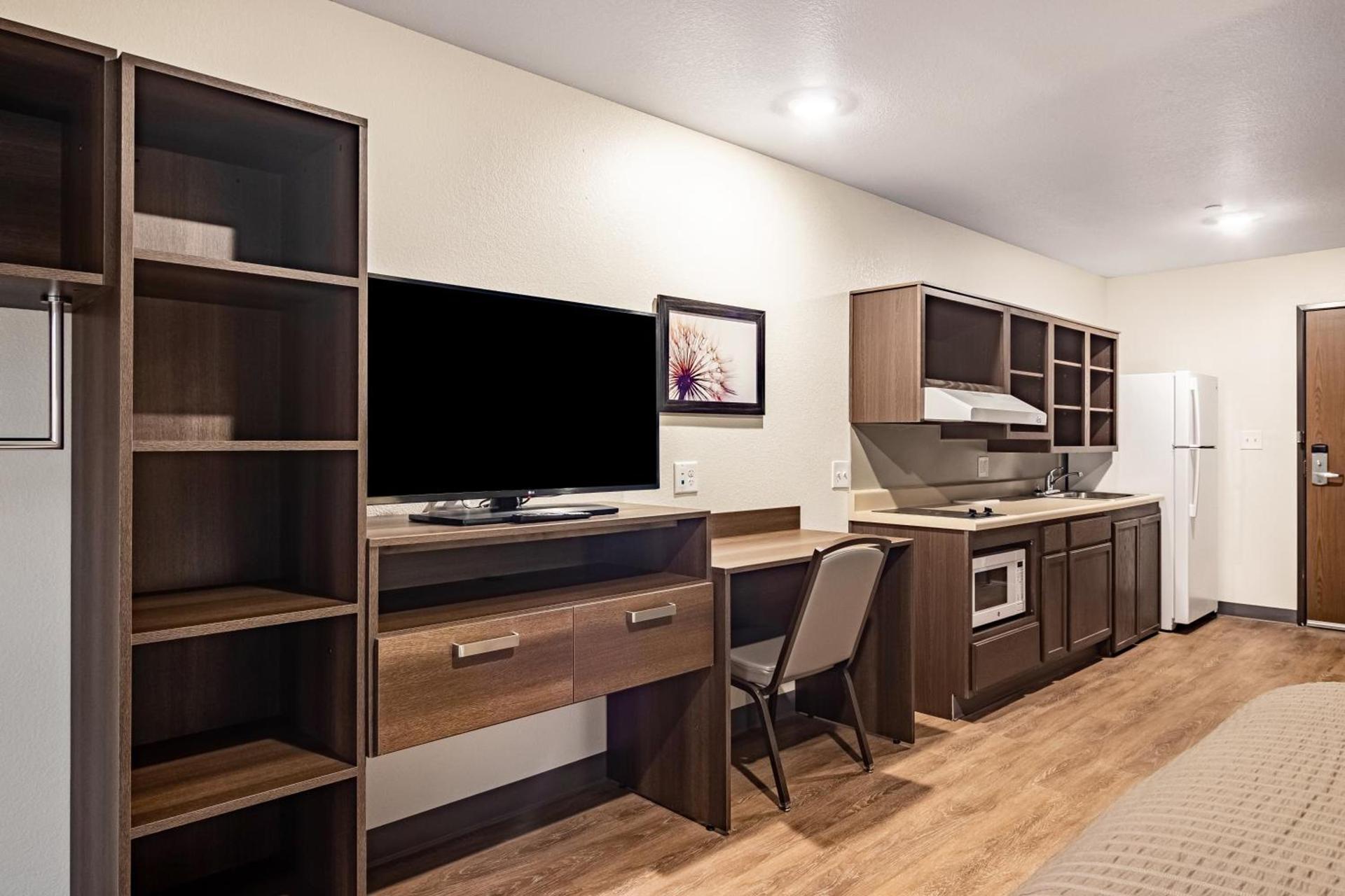 WoodSpring Suites Toledo Maumee photo 11