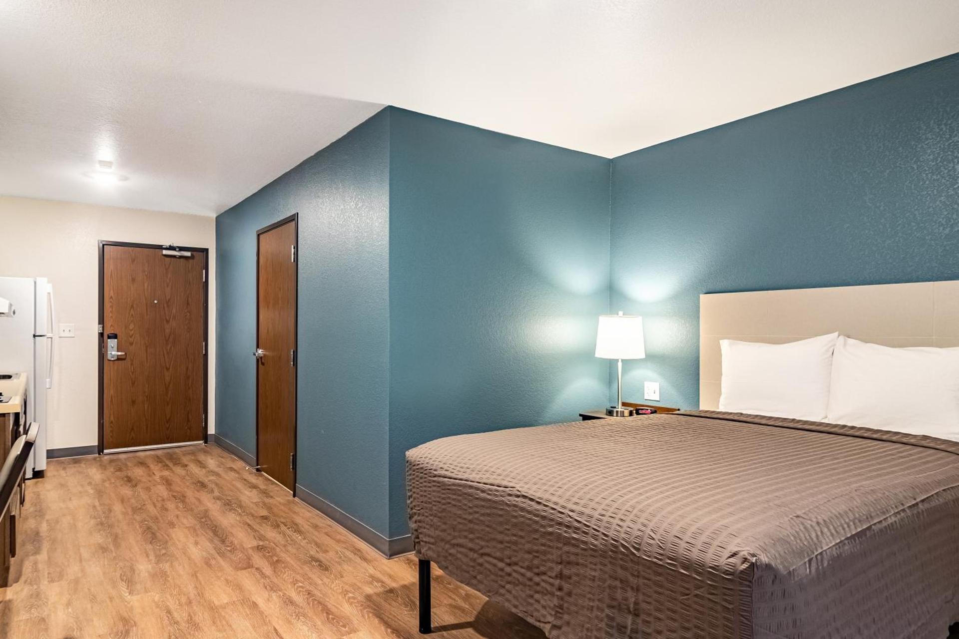 WoodSpring Suites Toledo Maumee photo 16