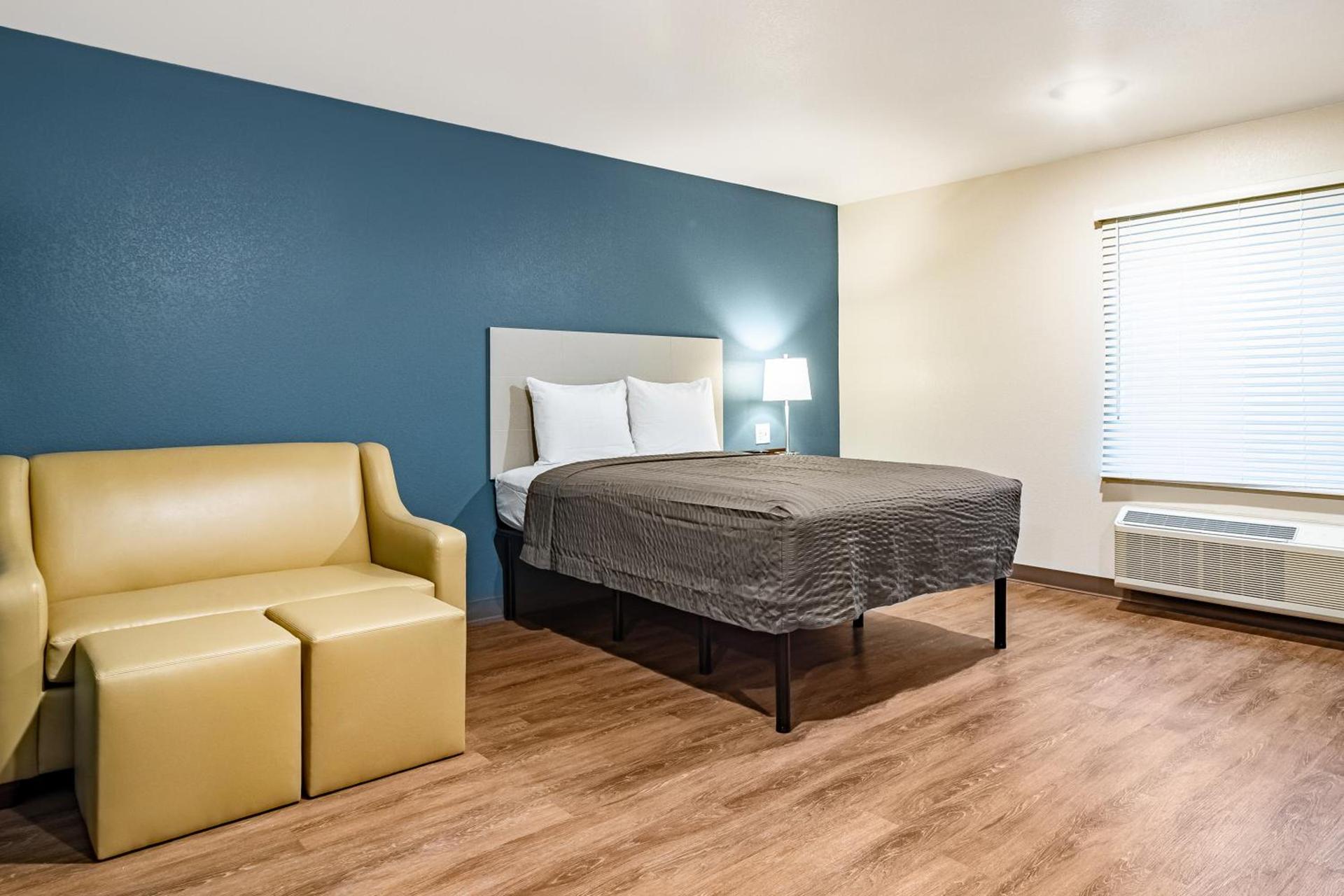 WoodSpring Suites Toledo Maumee photo 14