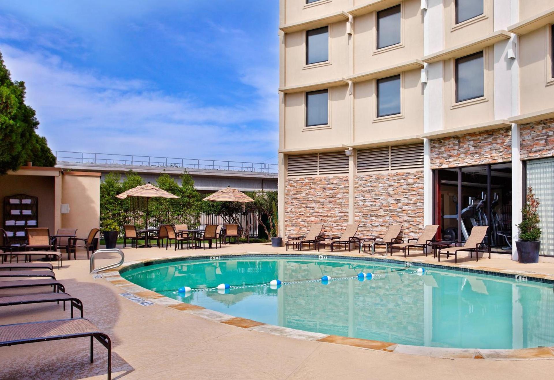 Holiday Inn Express Dallas Market Center by IHG photo 20