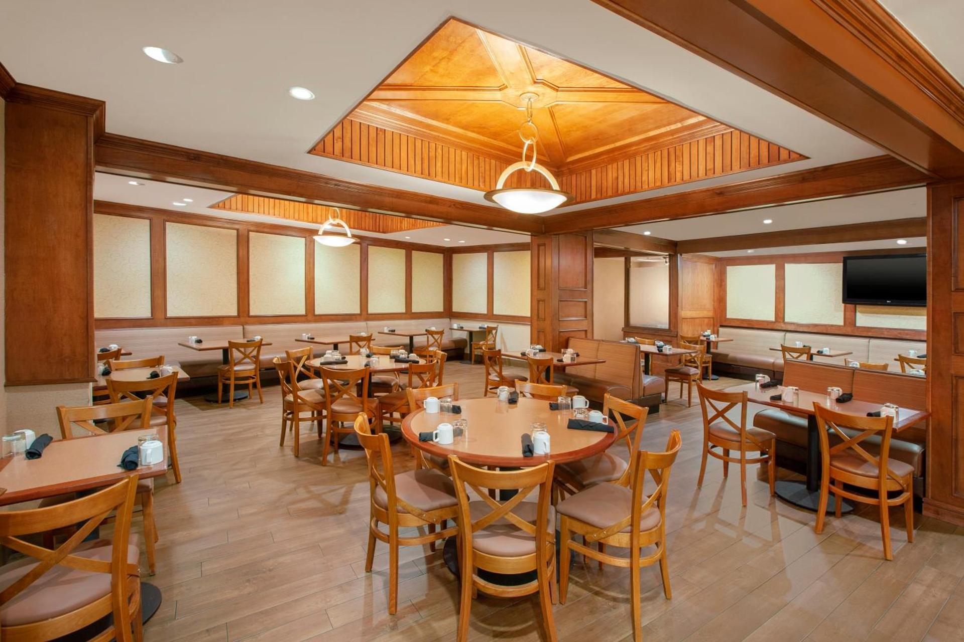 Holiday Inn Express Dallas Market Center by IHG photo 21