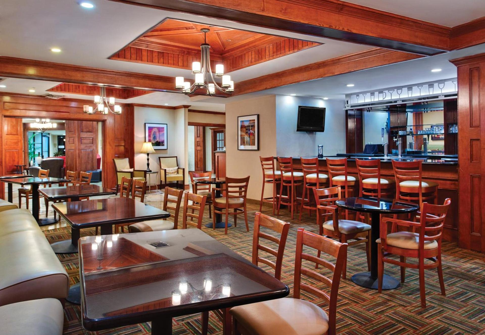 Holiday Inn Express Dallas Market Center by IHG photo 5