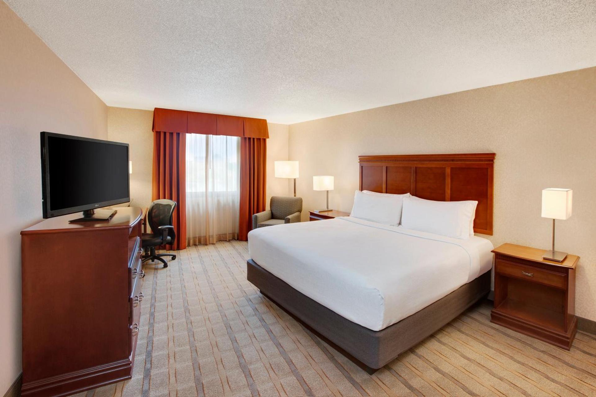 Holiday Inn Express Dallas Market Center by IHG photo 22