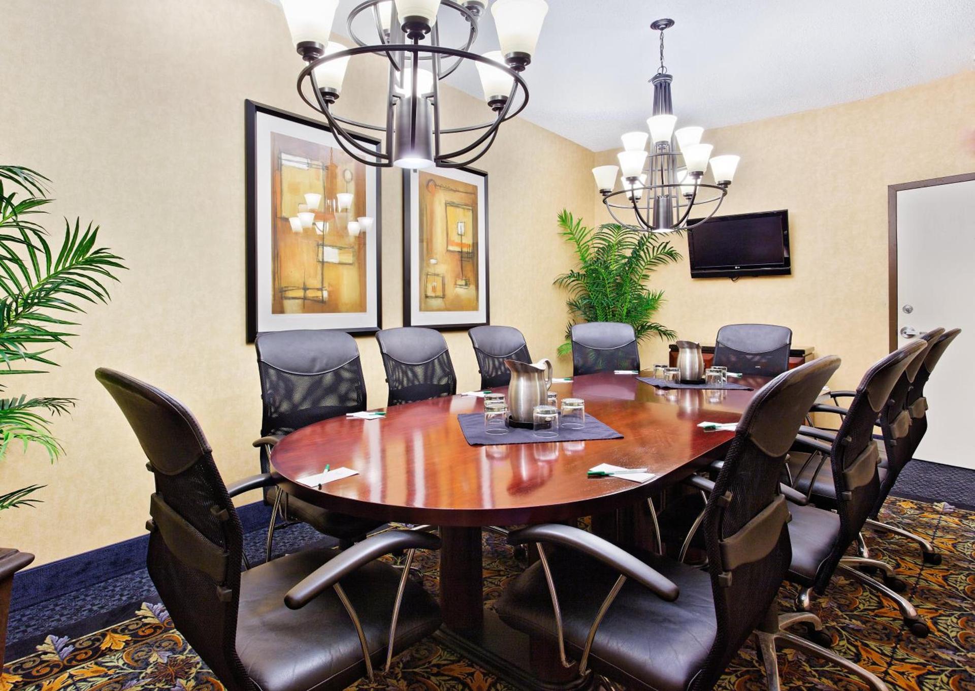 Holiday Inn Express Dallas Market Center by IHG photo 7