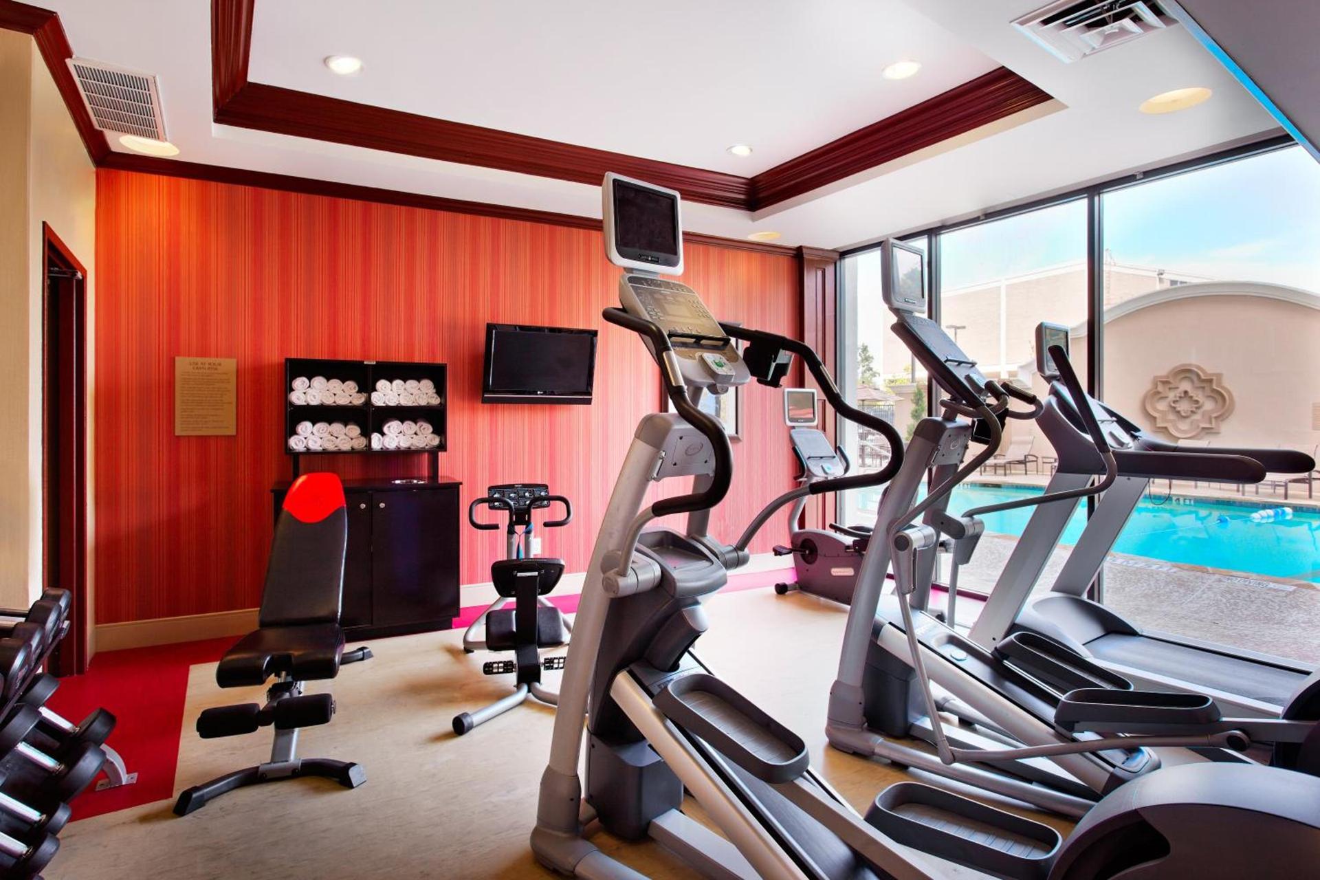 Holiday Inn Express Dallas Market Center by IHG photo 9