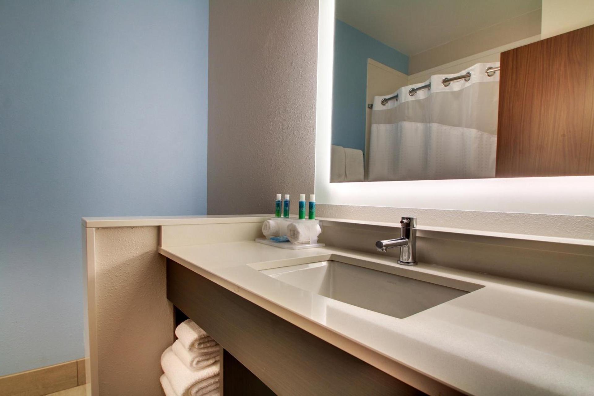 Holiday Inn Express & Suites Charleston NE Mt Pleasant US17 by IHG photo 2