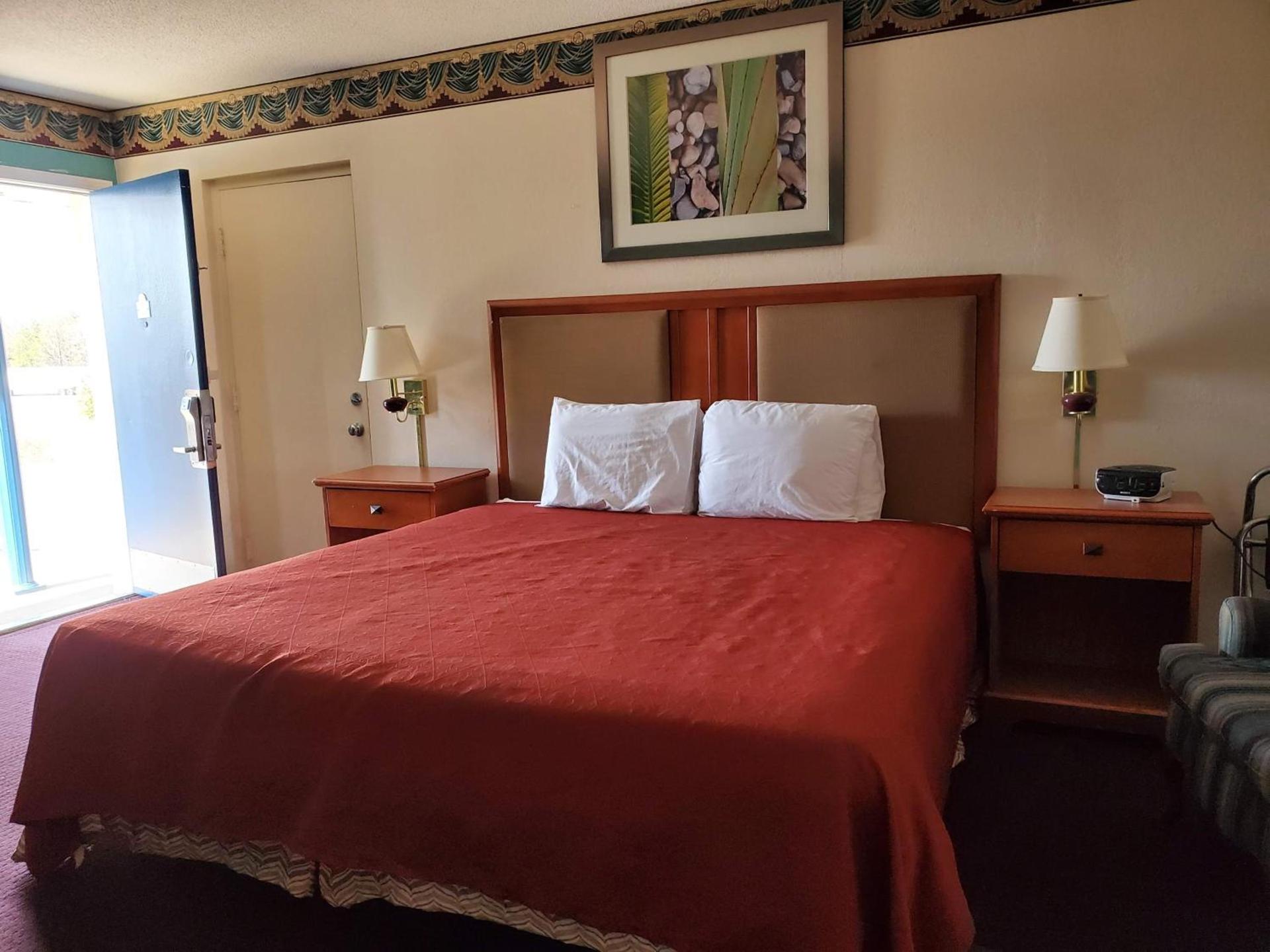 Americas Best Value Inn Wildersville photo 13