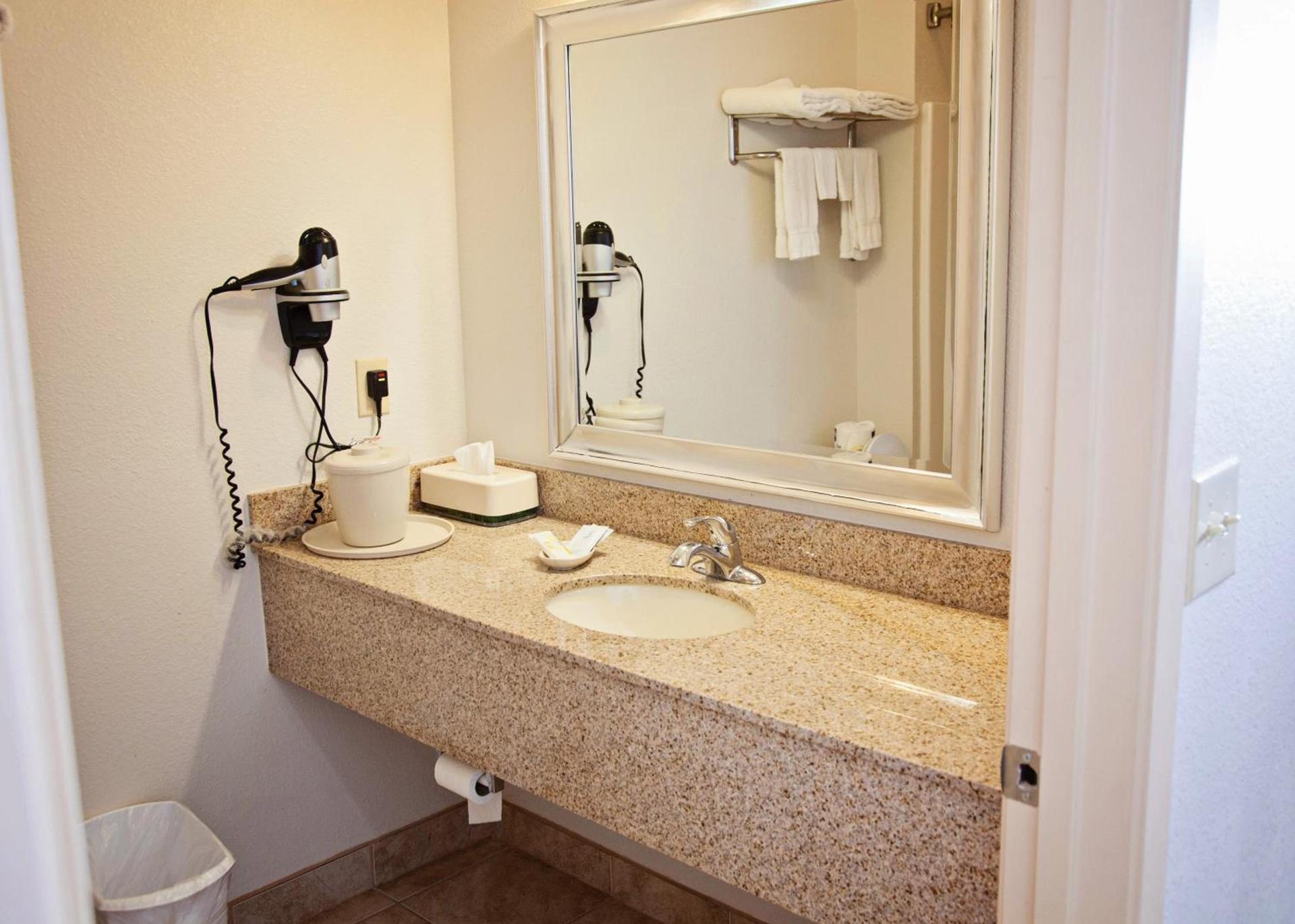 Big Lake Inn and Suites photo 10