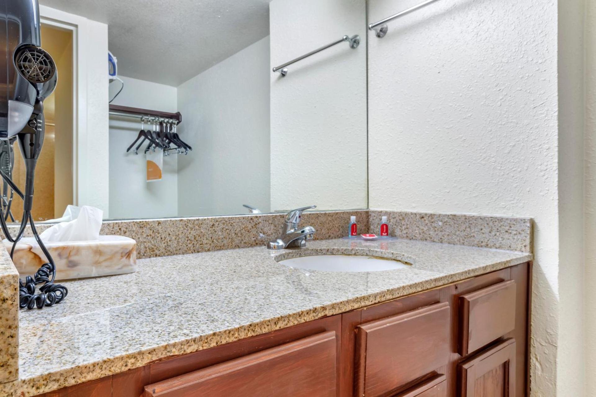 Rose City Inn & Suites photo 4