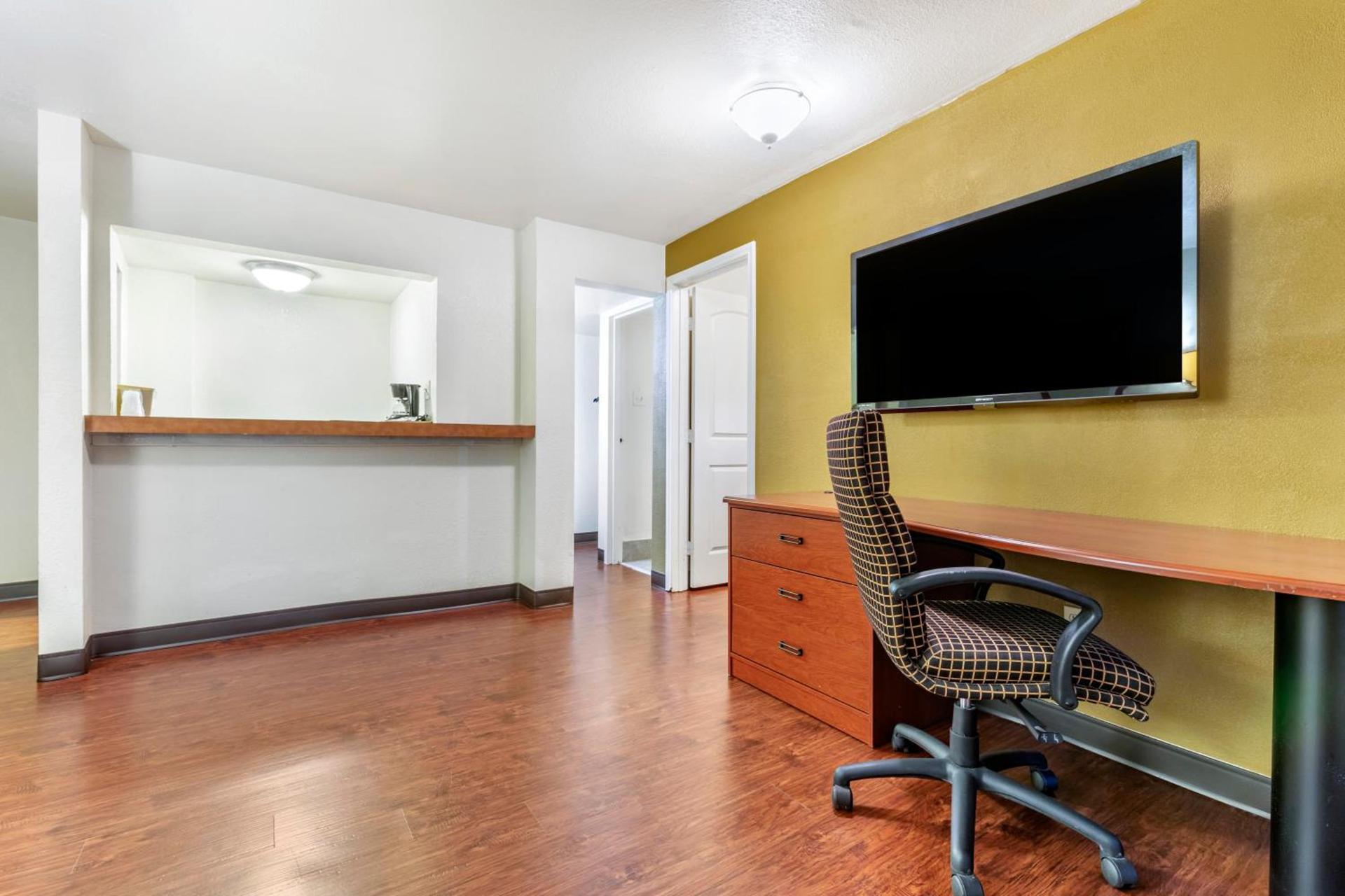 Rose City Inn & Suites photo 7