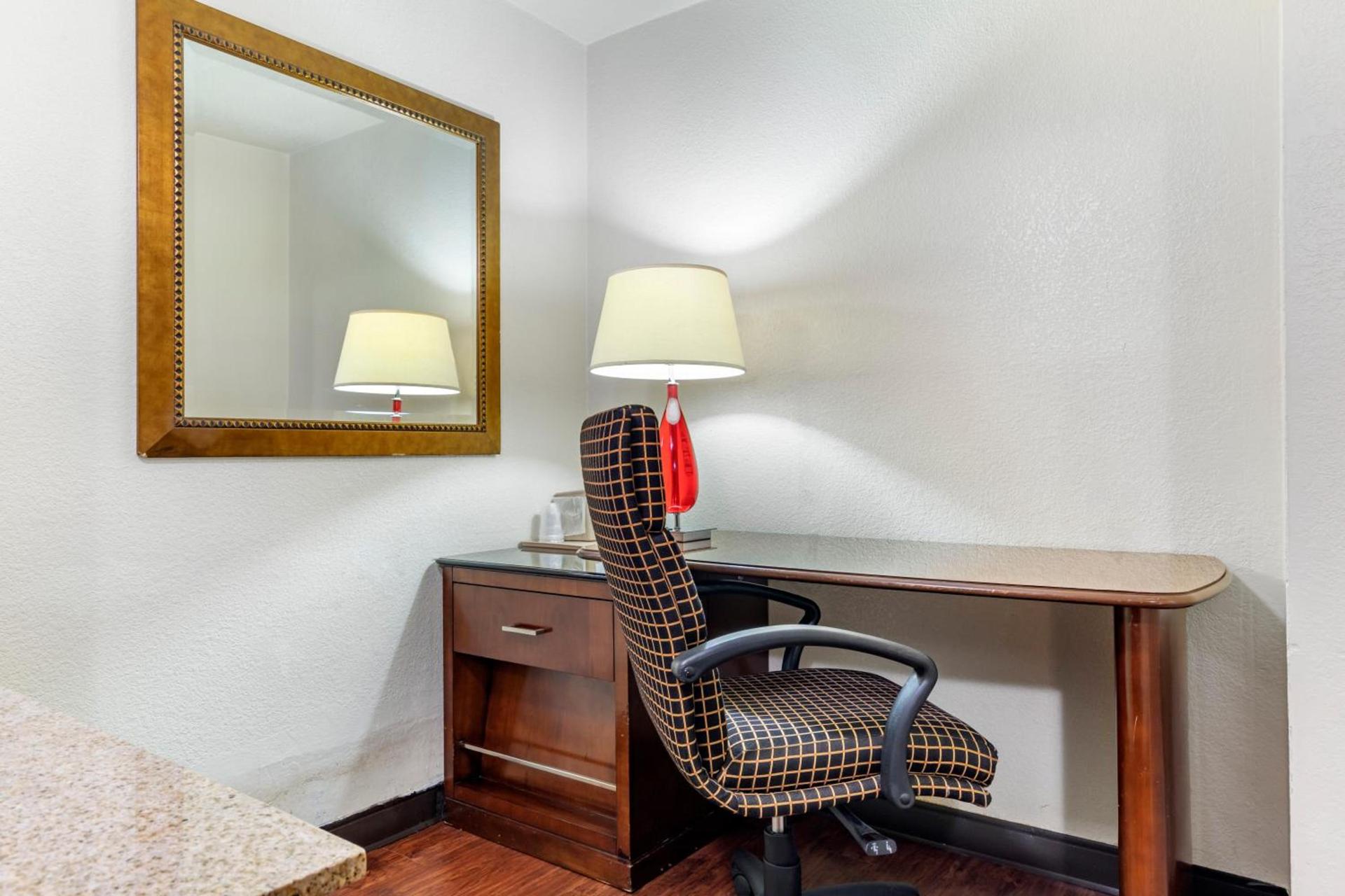 Rose City Inn & Suites photo 16