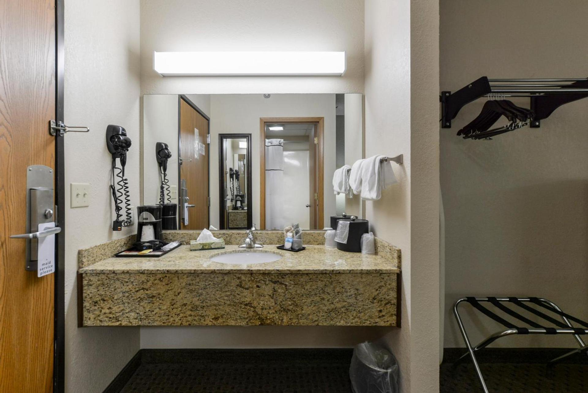 Grand View Inn & Suites photo 24