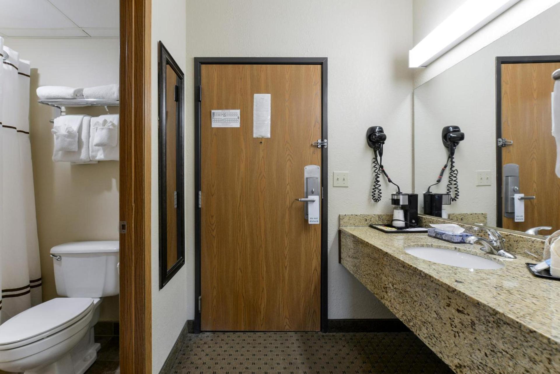 Grand View Inn & Suites photo 26
