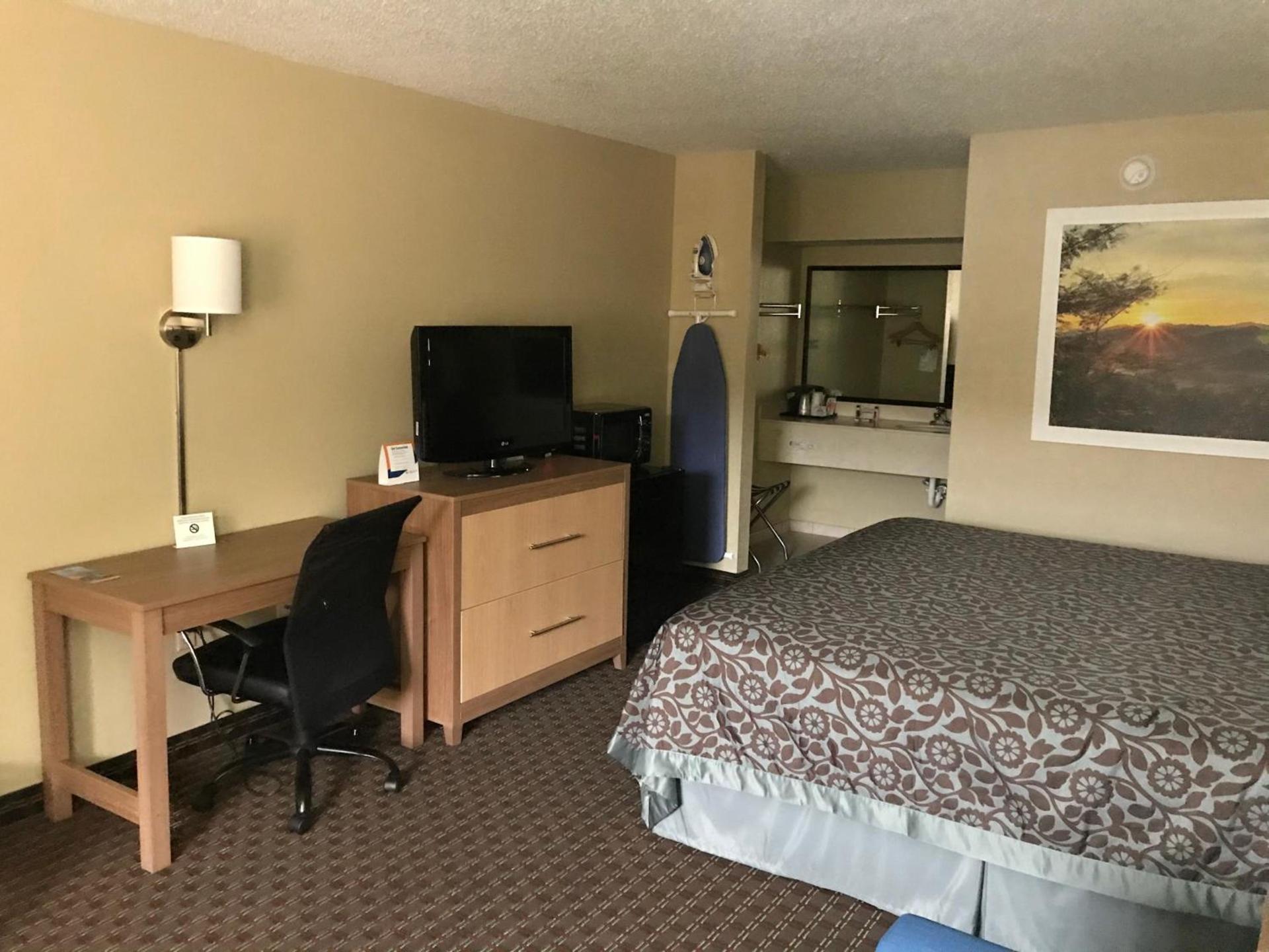 Days Inn By Wyndham Lexington-Columbia photo 18