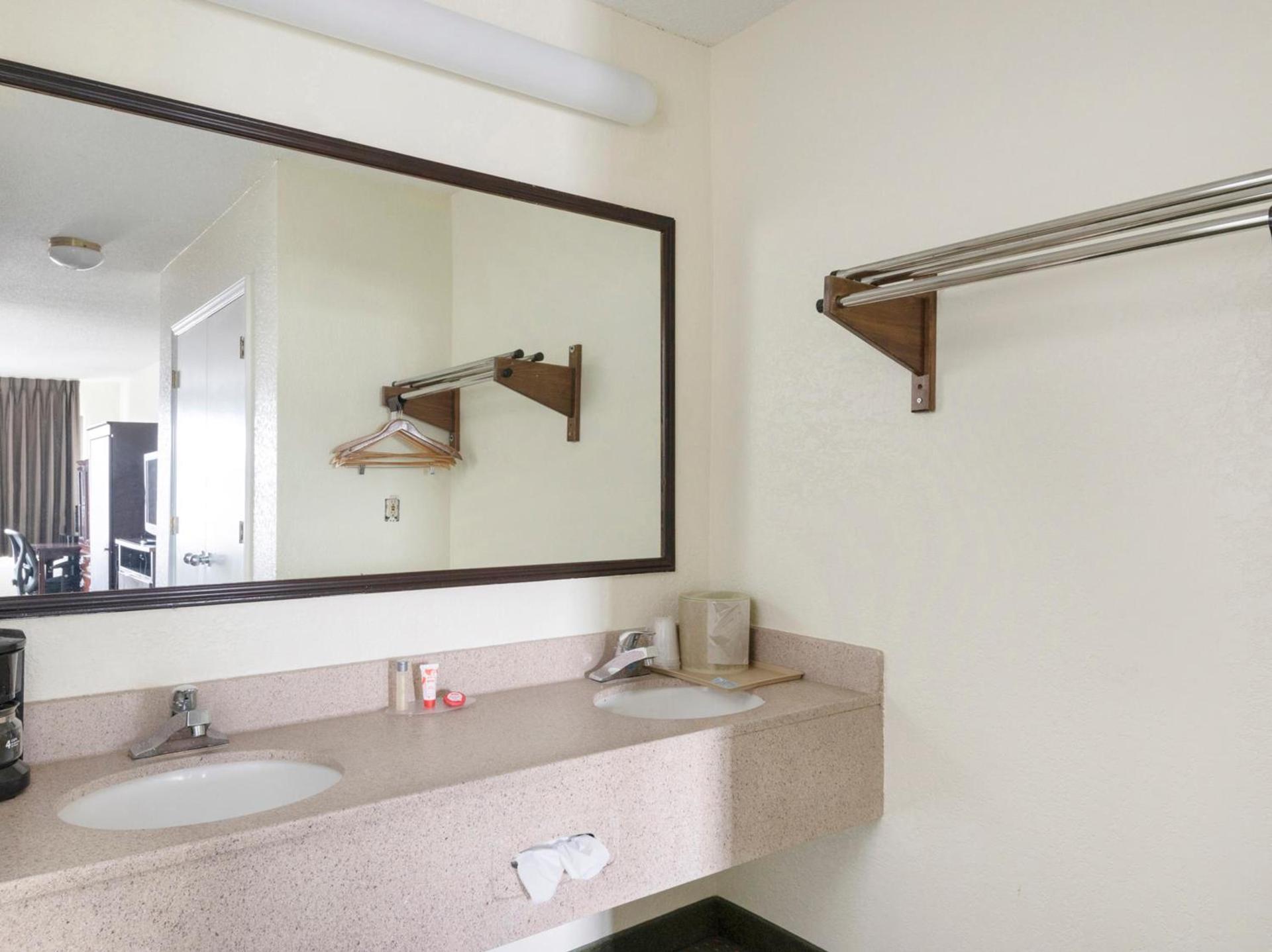 Econo Lodge Kannapolis - Concord photo 38