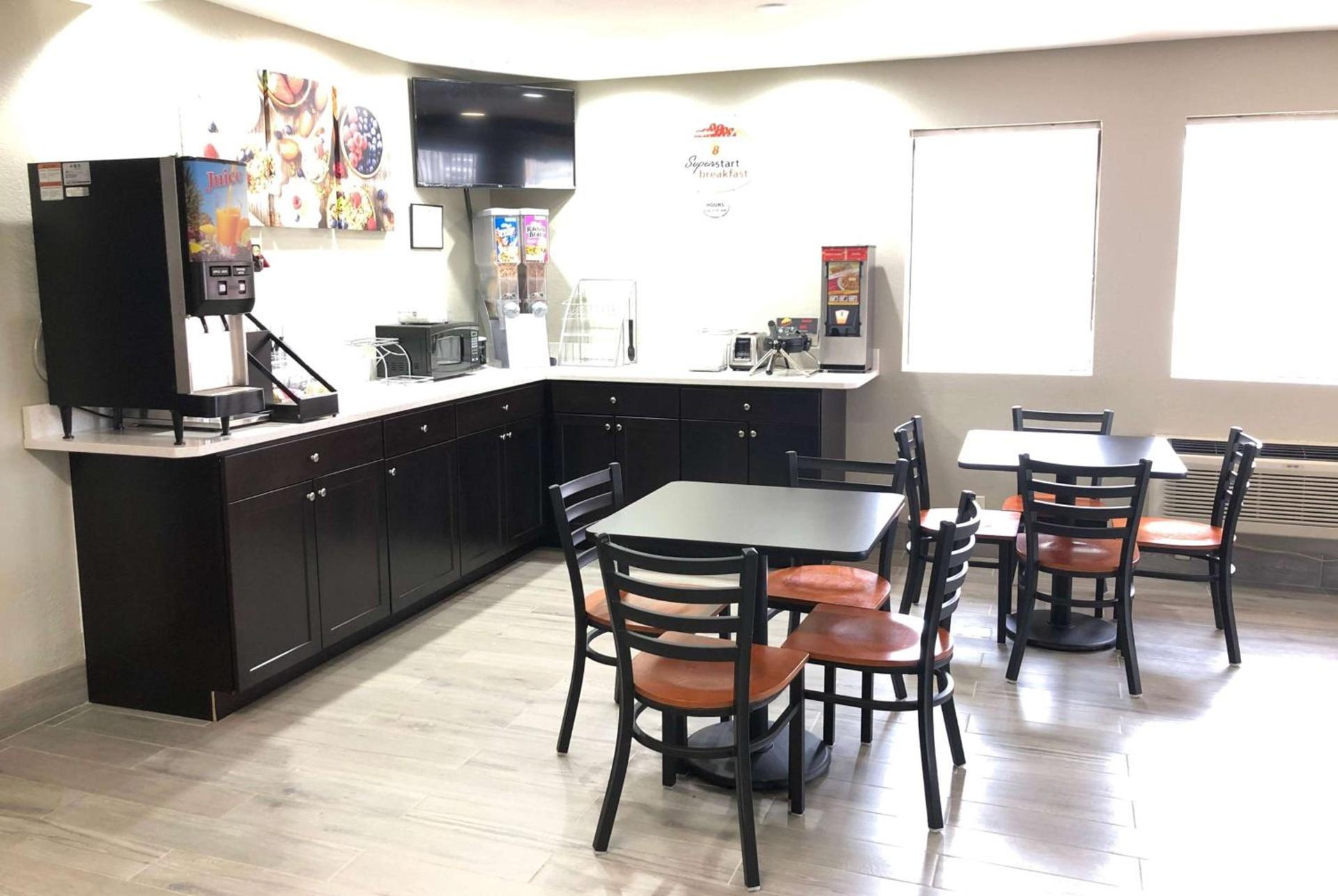 Super 8 by Wyndham Natchitoches photo 4