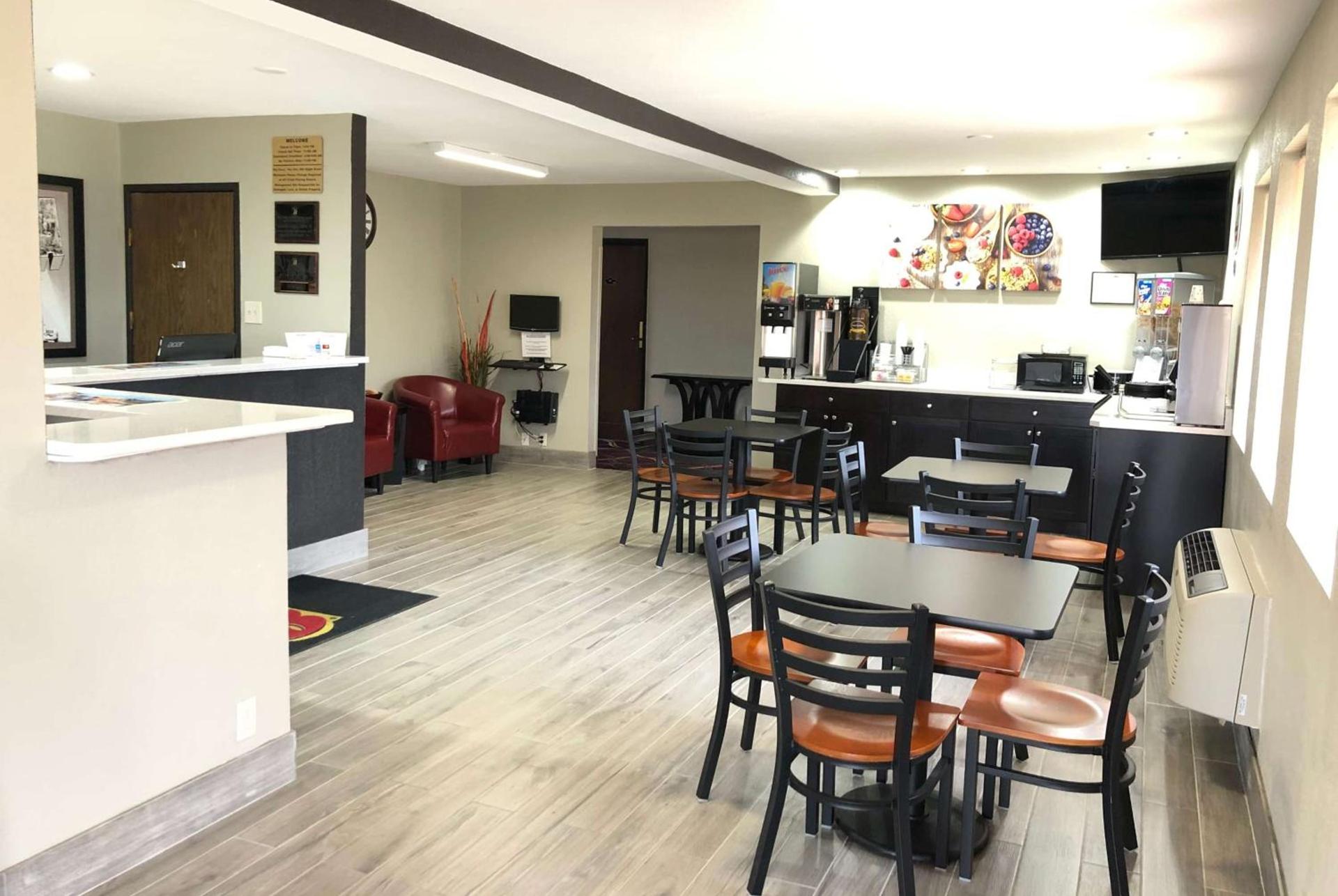 Super 8 by Wyndham Natchitoches photo 3