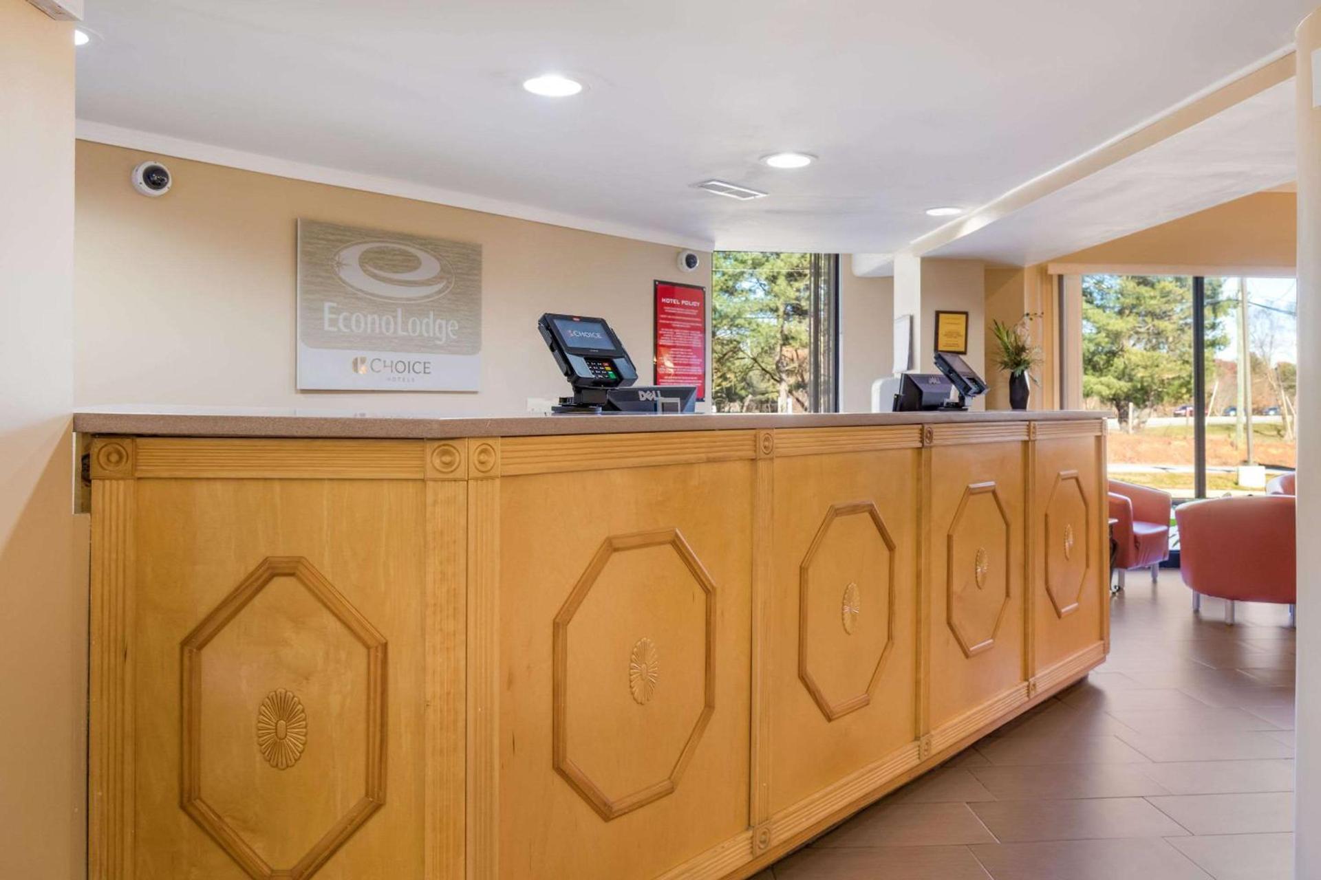 Econo Lodge Hendersonville photo 40