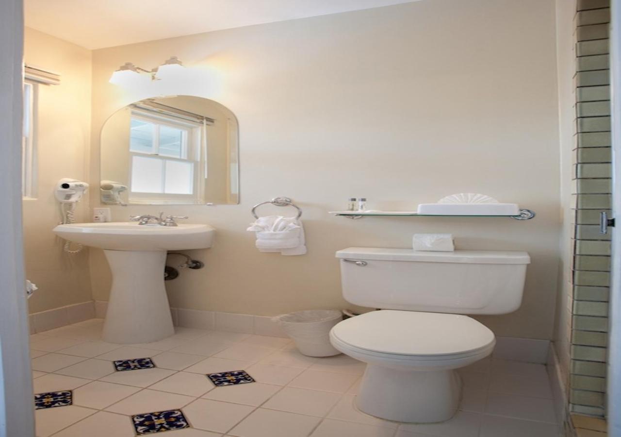 Coast Village Inn photo 27