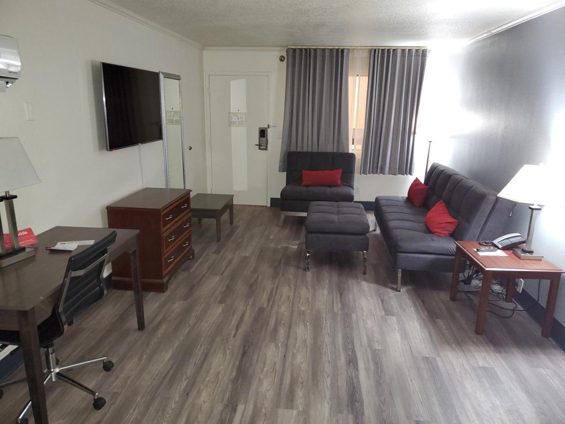 Ramada by Wyndham North Platte photo 35