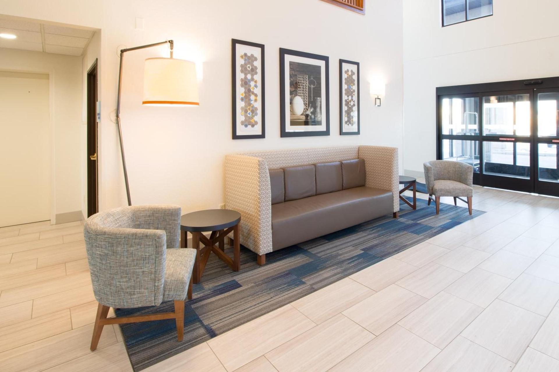 Holiday Inn Express & Suites - Worthington by IHG photo 10