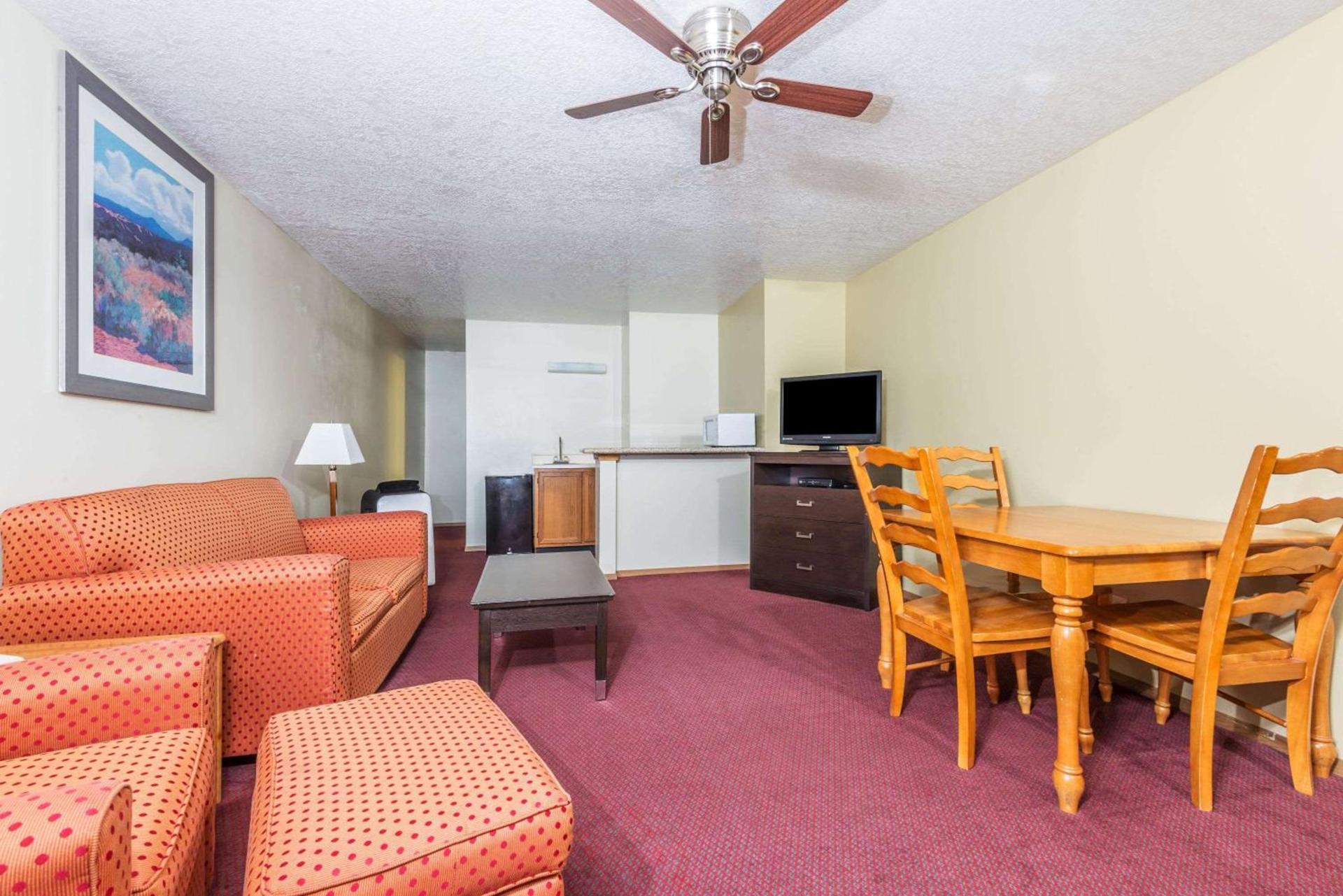 Days Inn by Wyndham Pueblo photo 10