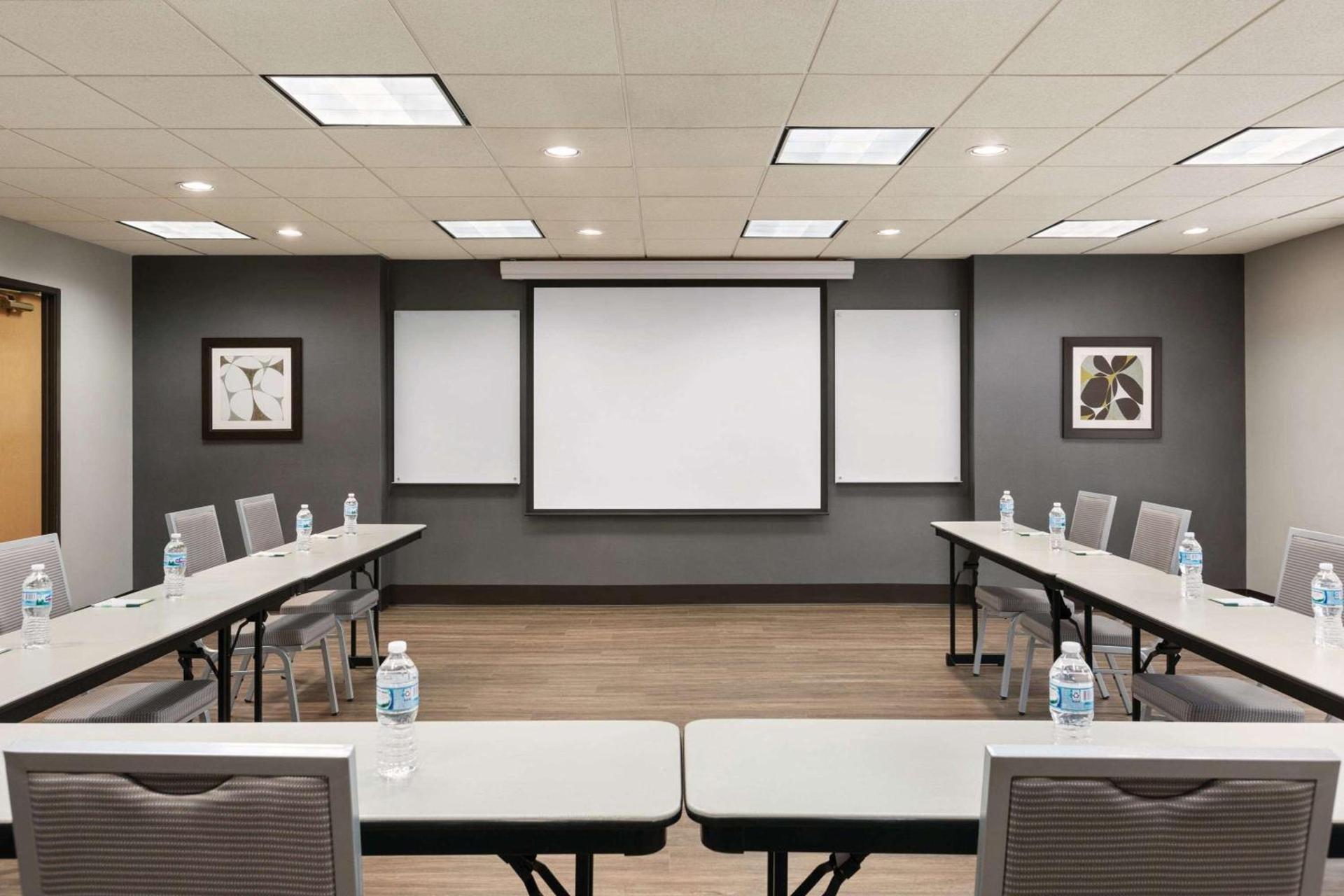 Wingate by Wyndham Cincinnati Blue Ash photo 32