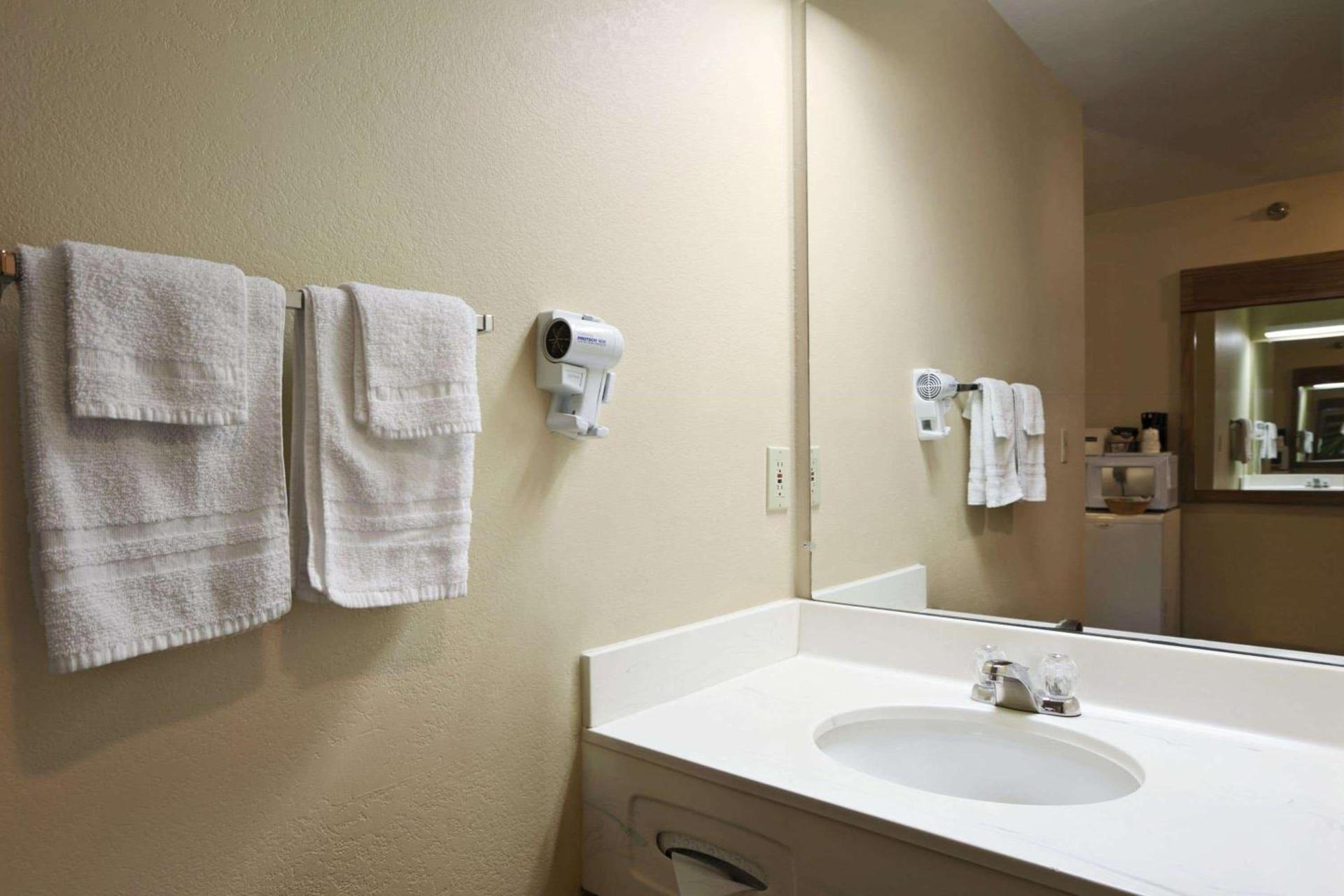 Travelodge by Wyndham Grand Island photo 30