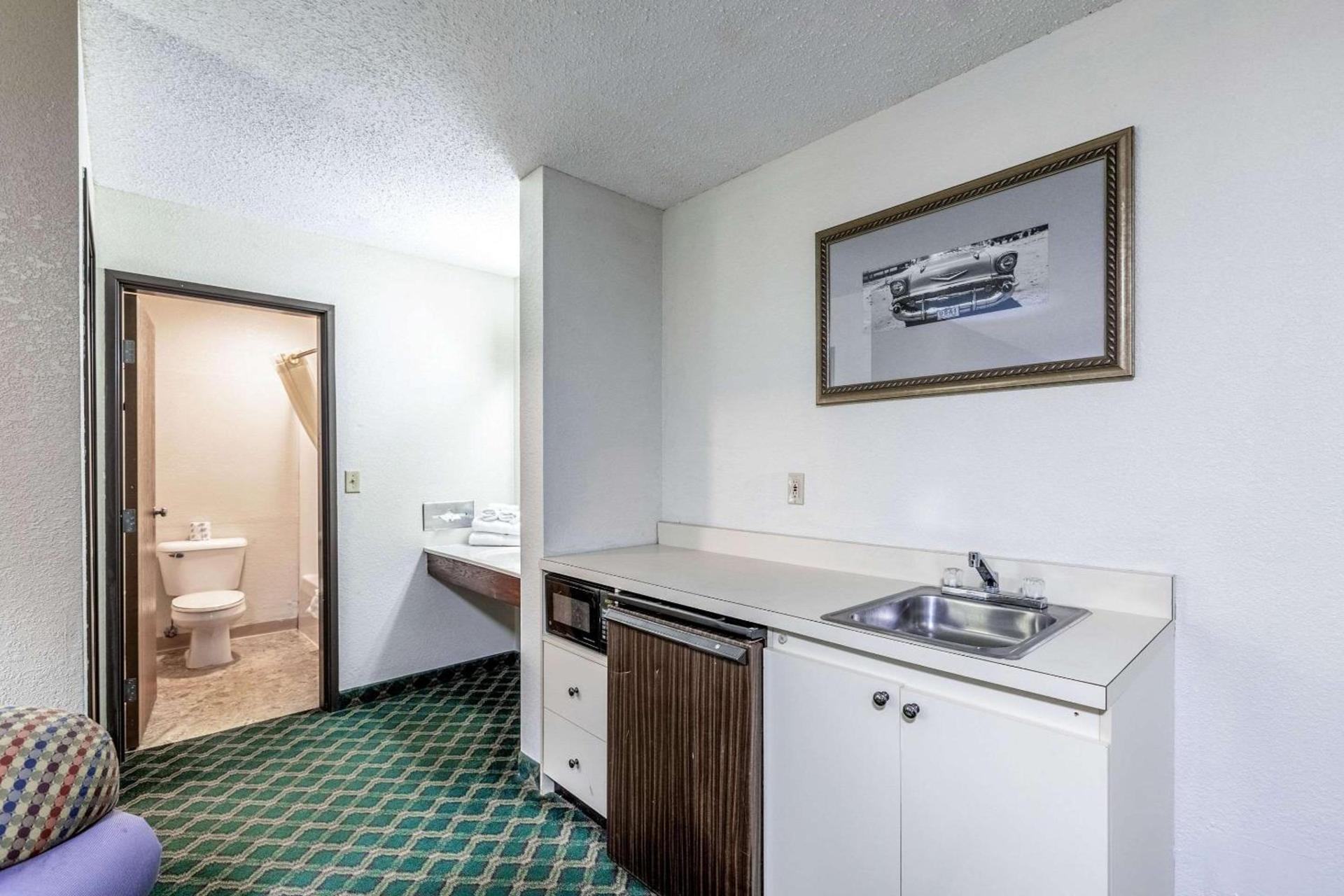 Econo Lodge Inn & Suites Auburn photo 50