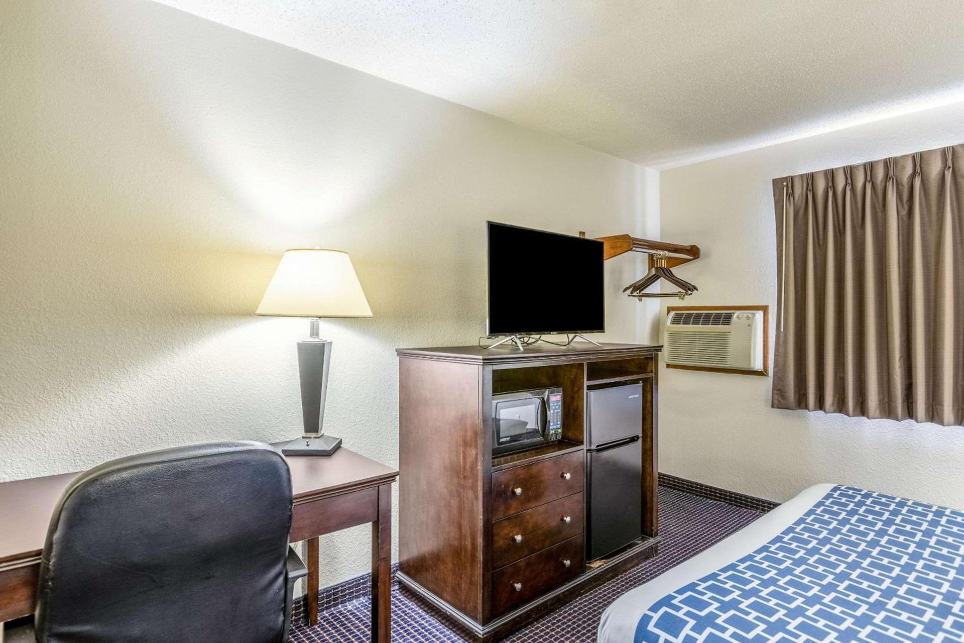 Econo Lodge Inn & Suites Auburn photo 21