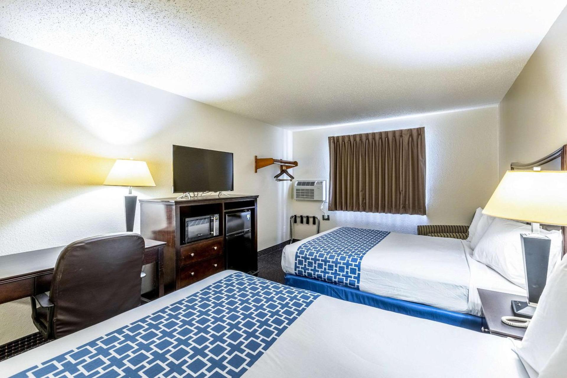 Econo Lodge Inn & Suites Auburn photo 33