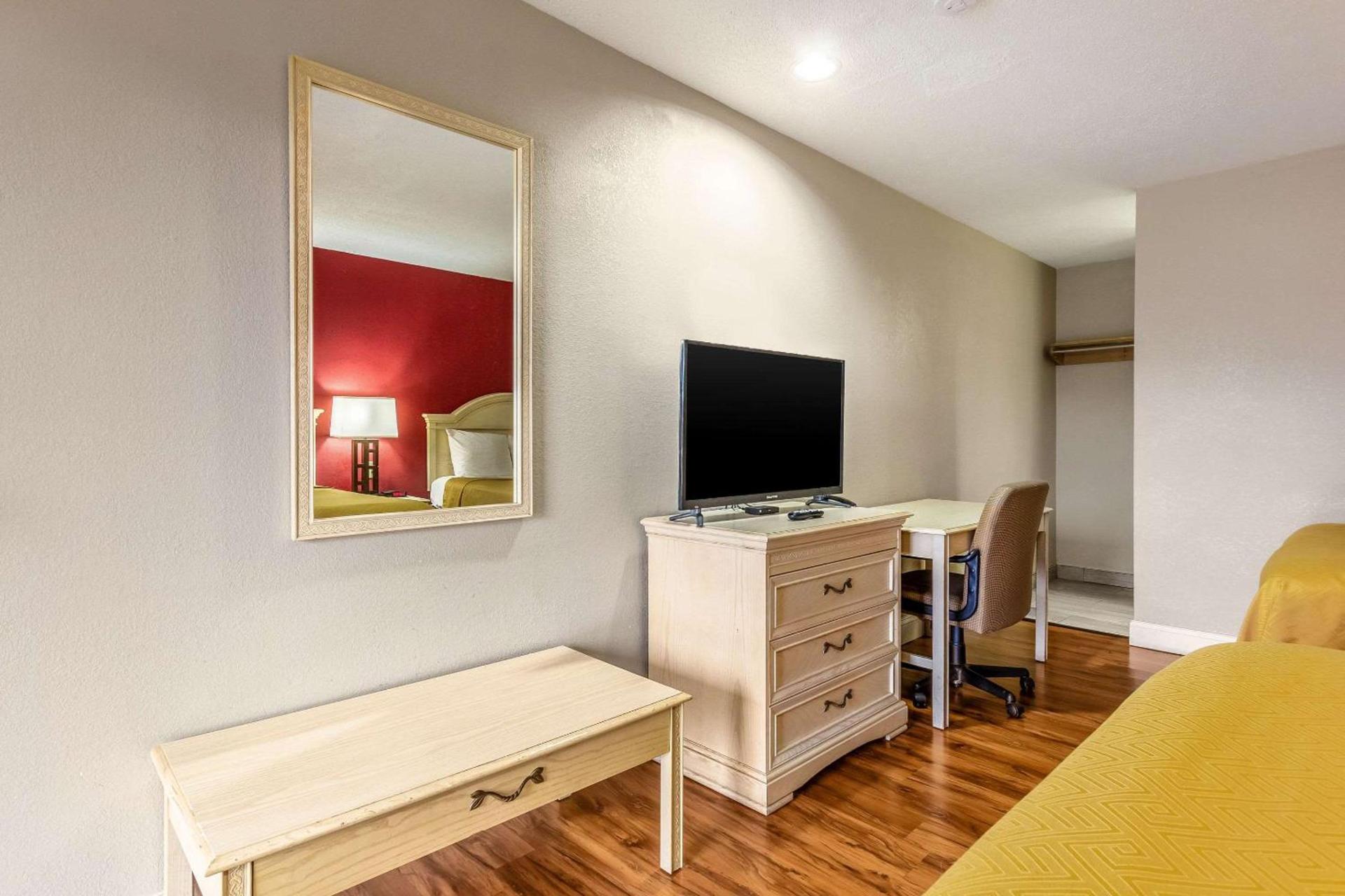 Econo Lodge Berea photo 12