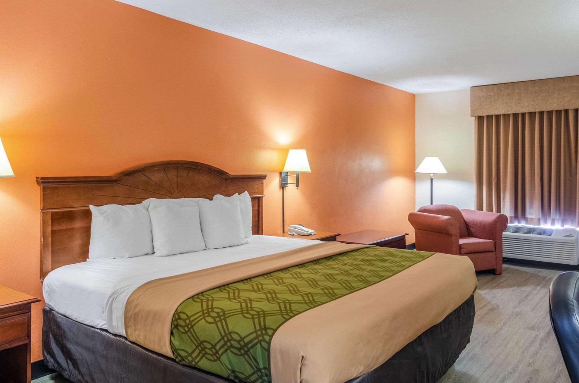 Econo Lodge Inn & Suites Gulfport Airport photo 6